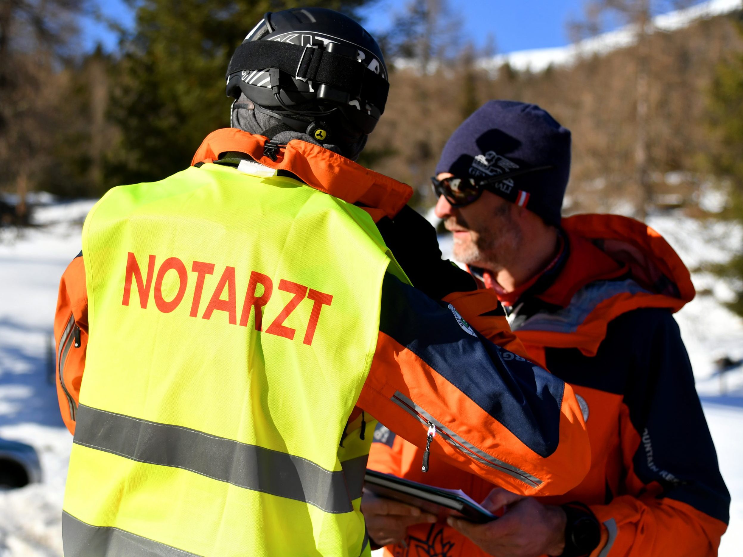 So leistet man Erste Hilfe bei Skiunfällen. So leistet man Erste Hilfe bei Skiunfällen.