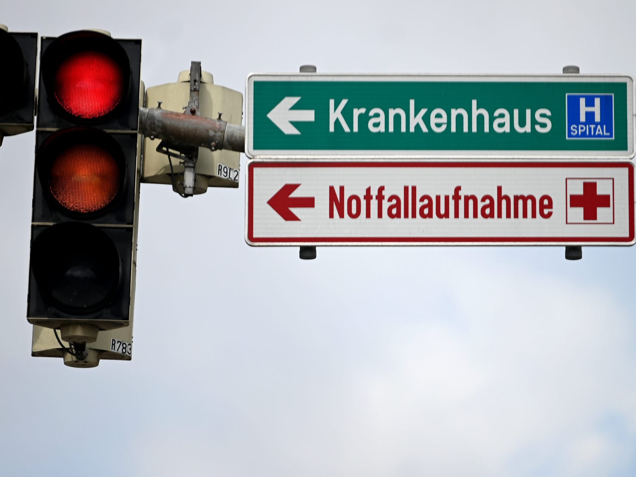 In Vorarlberg flogen gleich zwei Autos über einen Abhang. In Vorarlberg flogen gleich zwei Autos über einen Abhang.
