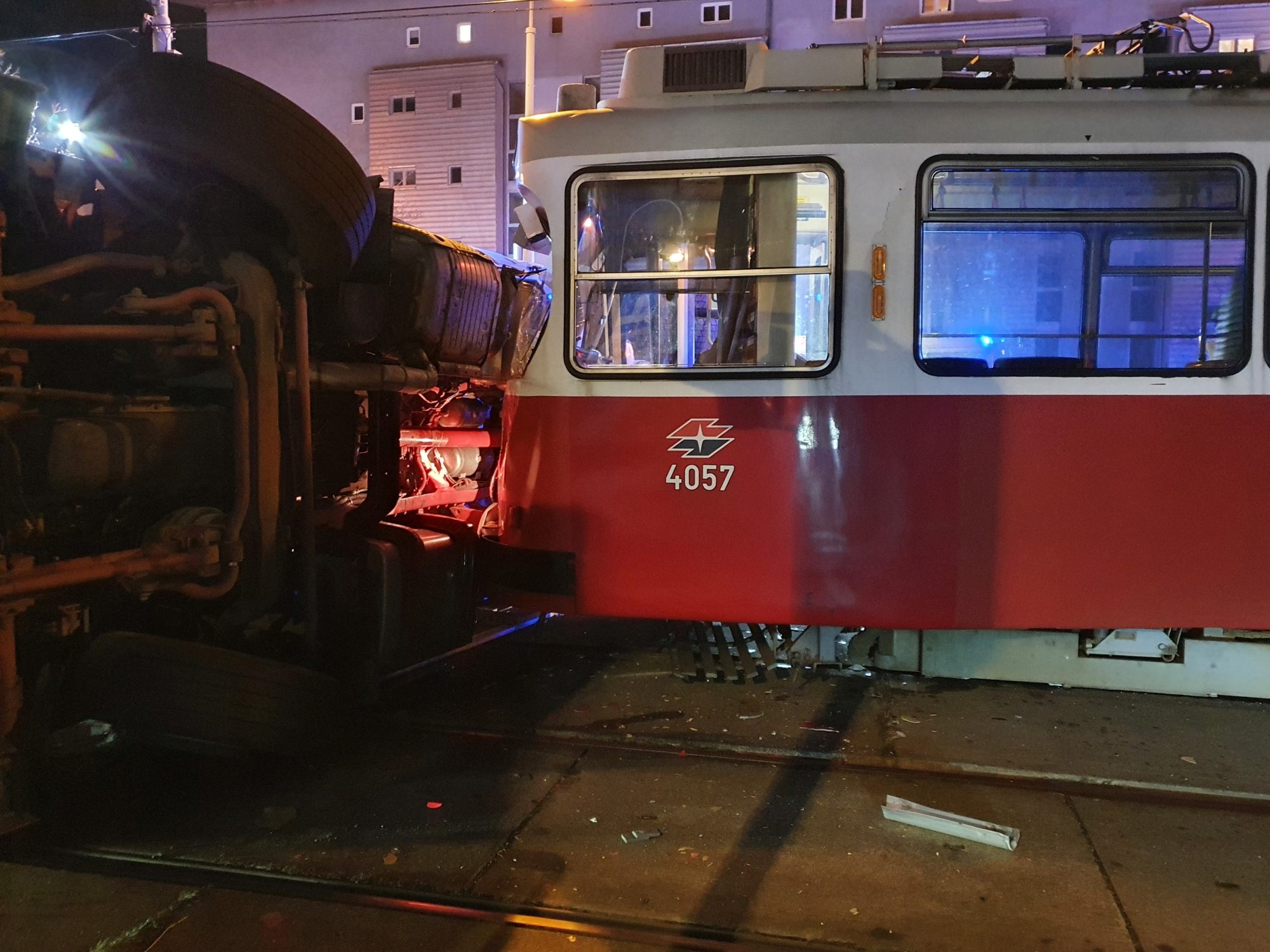 In Wien-Donaustadt gab es einen Unfall mit einer Straßenbahn und einem Lkw.