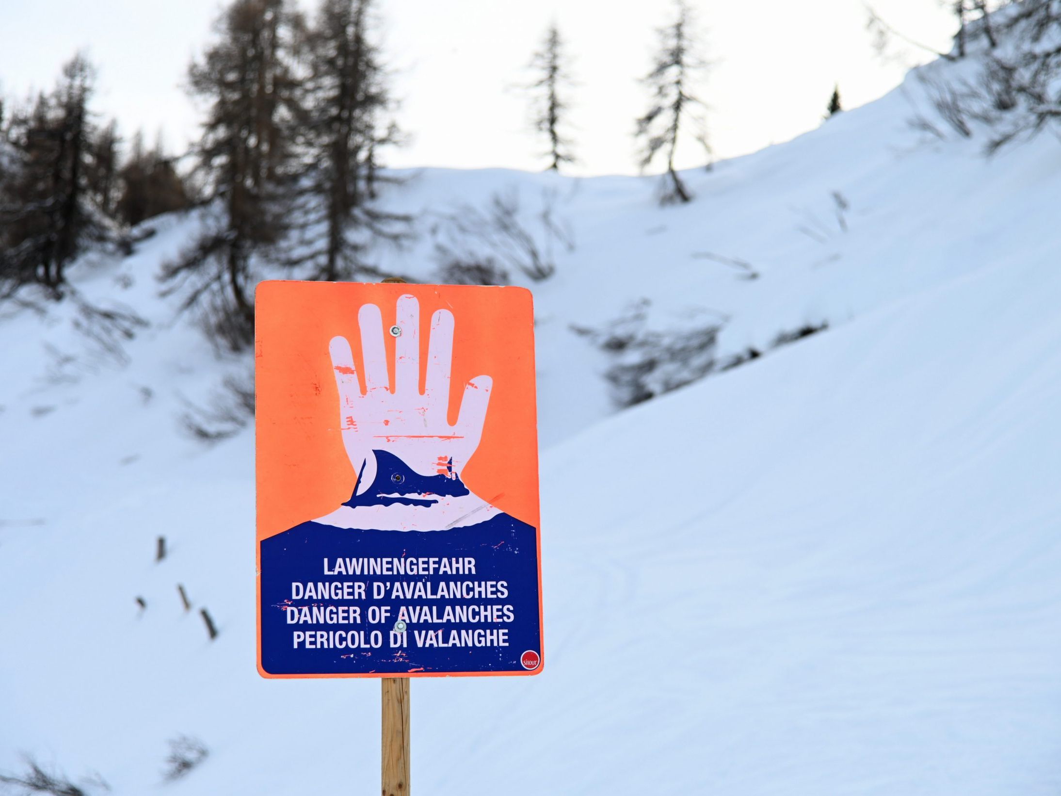 In Vorarlberg begrub eine Lawine einen Tourengeher.