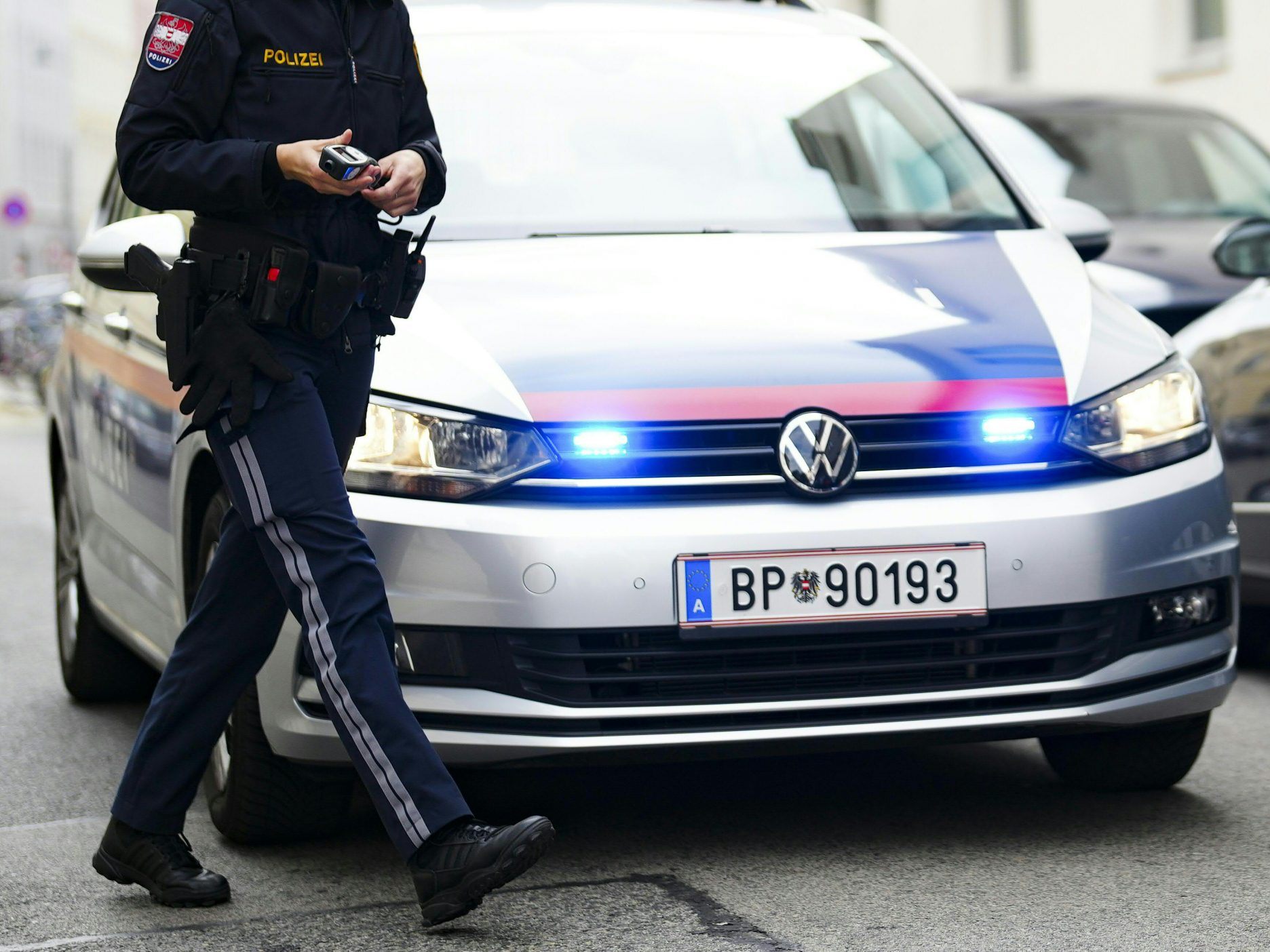 Falsche Polizisten knöpften einer Wienerin Bargeld und Schmuck ab. Falsche Polizisten knöpften einer Wienerin Bargeld und Schmuck ab.