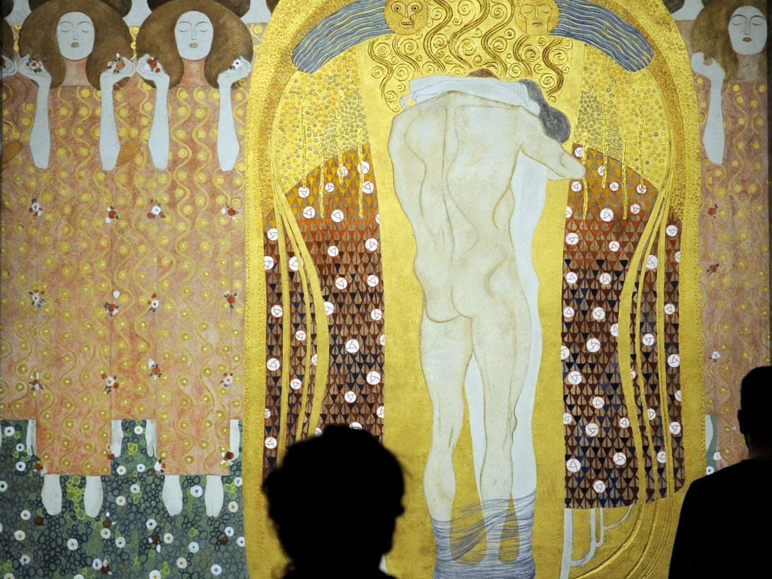 Das Beethovenfries von Gustav Klimt soll insbesondere in Kombination mit Beethovens Neunte Sinfonie Glücksgefühle hervorrufen. Das Beethovenfries von Gustav Klimt soll insbesondere in Kombination mit Beethovens Neunte Sinfonie Glücksgefühle hervorrufen.