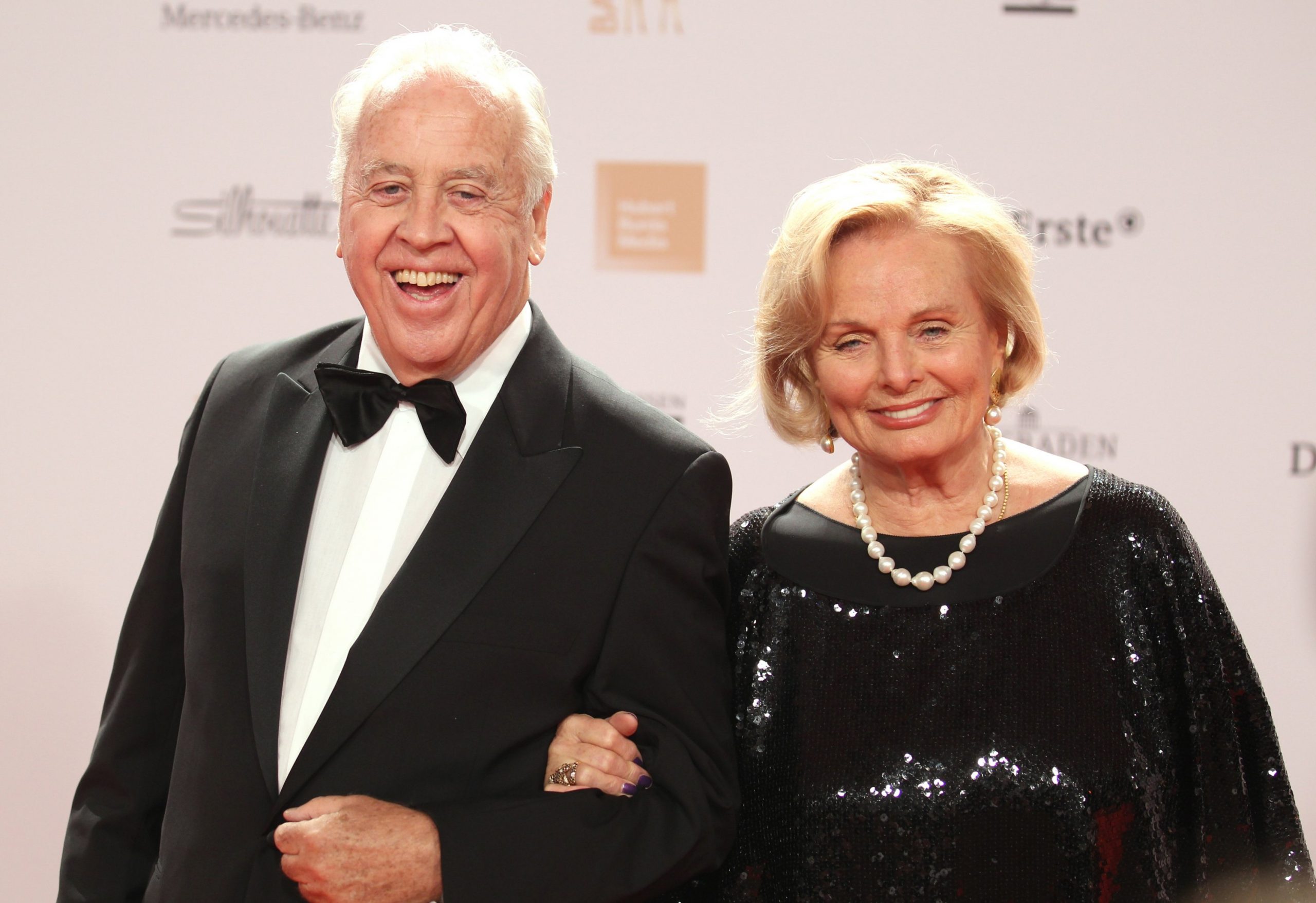 Schauspielerin Ruth Maria Kubitschek und ihr Partner, Produzent Wolfgang Rademann, kommen zur Bambi-Verleihung nach Wiesbaden, Deutschland, 10. November 2011.