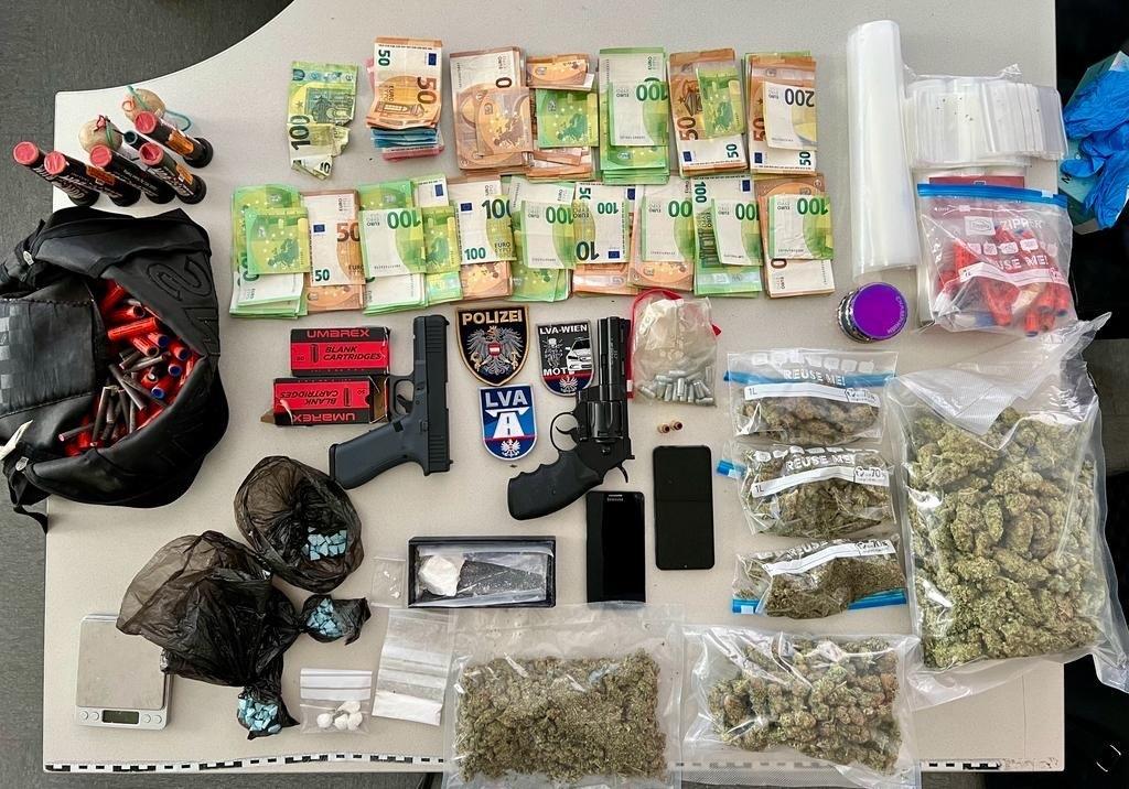 Per Zufall hat ein 29-Jähriger die Polizei bei einer Verkehrskontrolle am Samstagvormittag, 20. Jänner 2024 in Wien-Liesing zu einem Drogenversteck geführt. Der 29-Jährige, der am Beifahrersitz in einem Pkw saß, sprang nach Anhaltung aus dem Auto und flüchtete über mehrere Grundstücke in eine Gartenhütte. Es stellte sich heraus, dass ein 18-jähriger Hausbewohner in seinem Zimmer im Einfamilienhaus mehr als ein halbes Kilogramm Cannabis, weitere Mengen Ecstasy und Kokain sowie Gasdruckpistolen gelagert hatte. Ebenso fand die Polizei einen niedrigen fünfstelligen Bargeldbetrag, Mobiltelefone und eine mutmaßliche Falschgeldnote. 