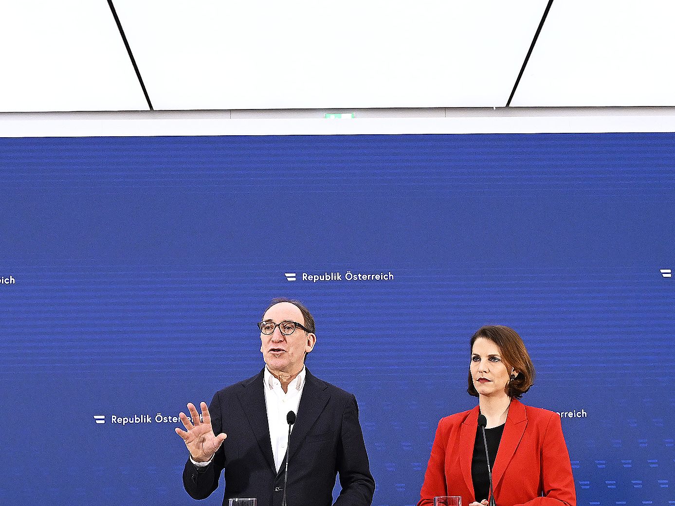 Auch heute findet wieder ein Pressefoyer nach dem Ministerrat statt.