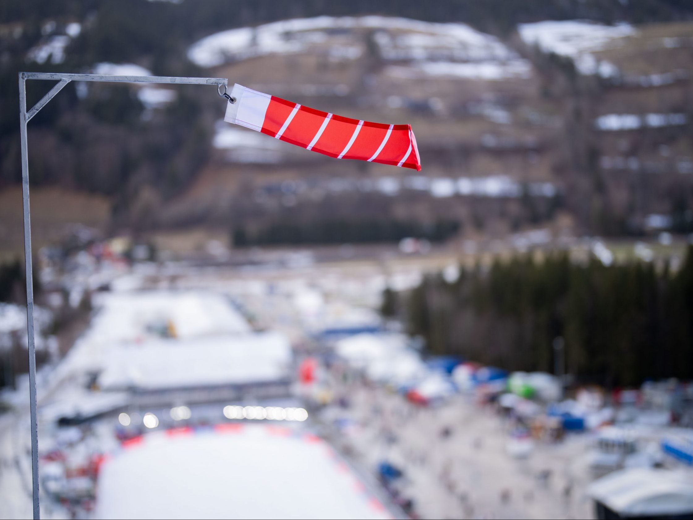 Wind vereitelte den Auftakt der Skiflug-WM. Wind vereitelte den Auftakt der Skiflug-WM.