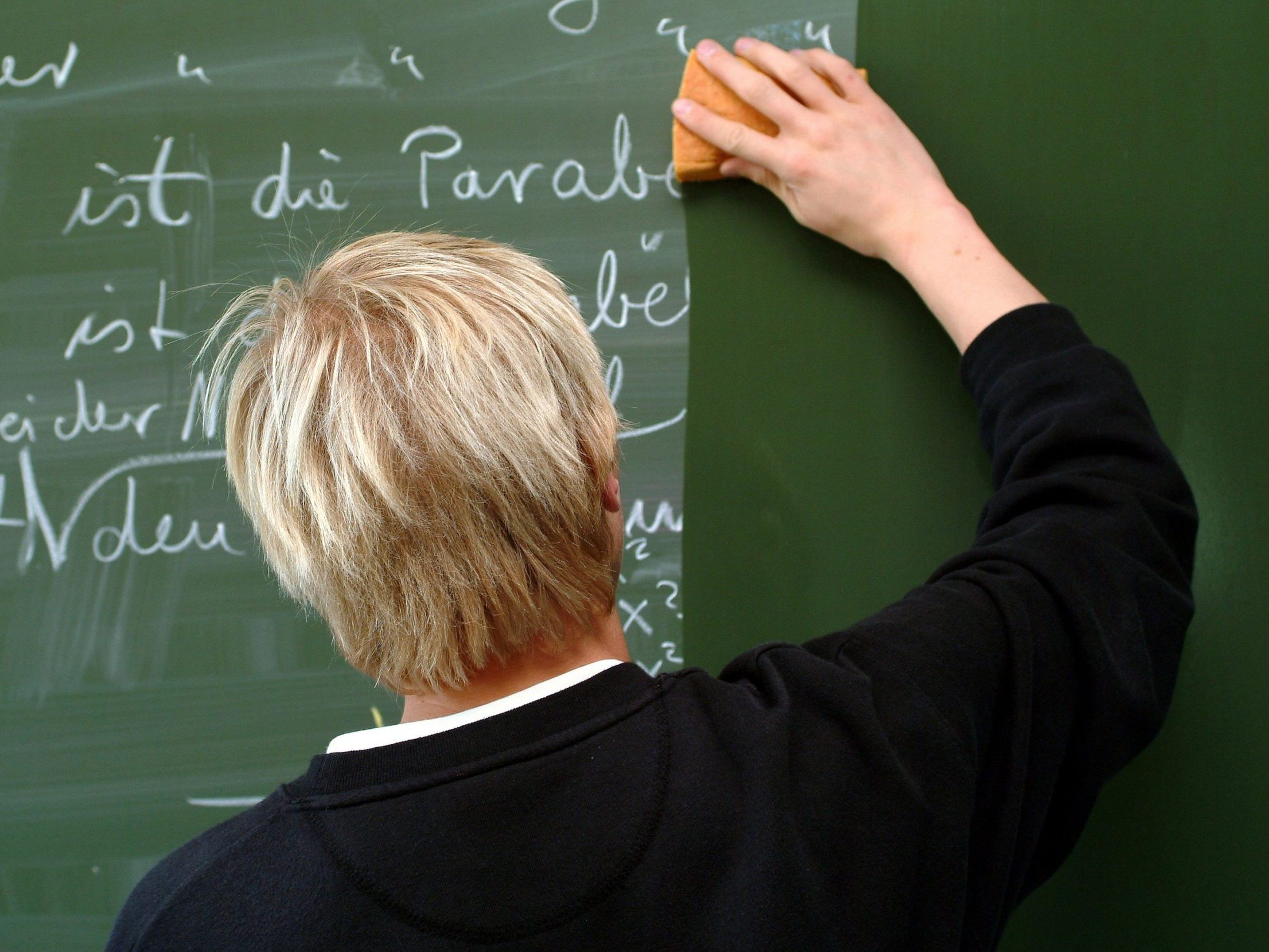Die Länder überzogen Lehrer-Stellenpläne deutlich seltener. Die Länder überzogen Lehrer-Stellenpläne deutlich seltener.