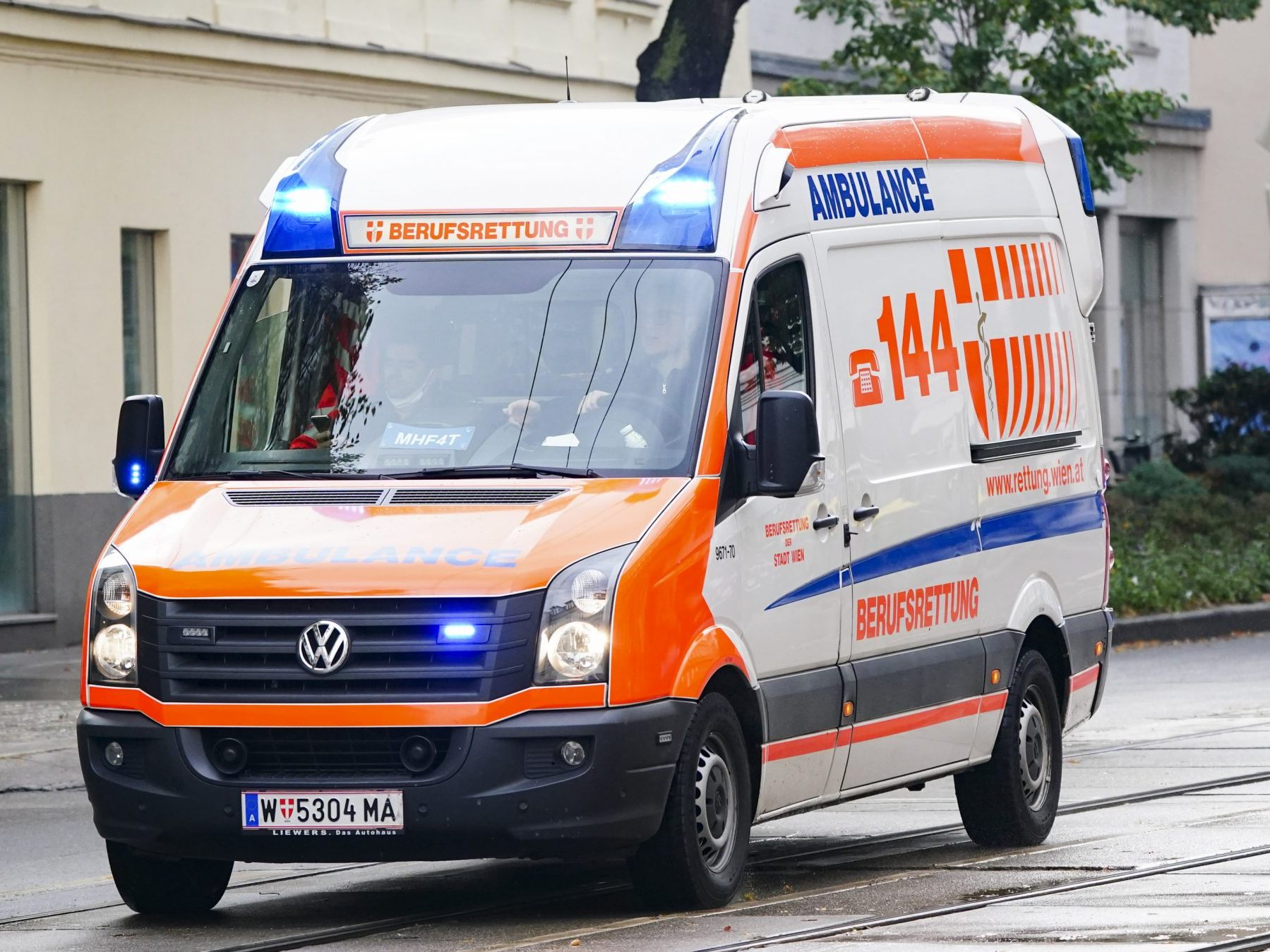 Die Rettung versorgte die schwer verletzte Fußgängerin.
