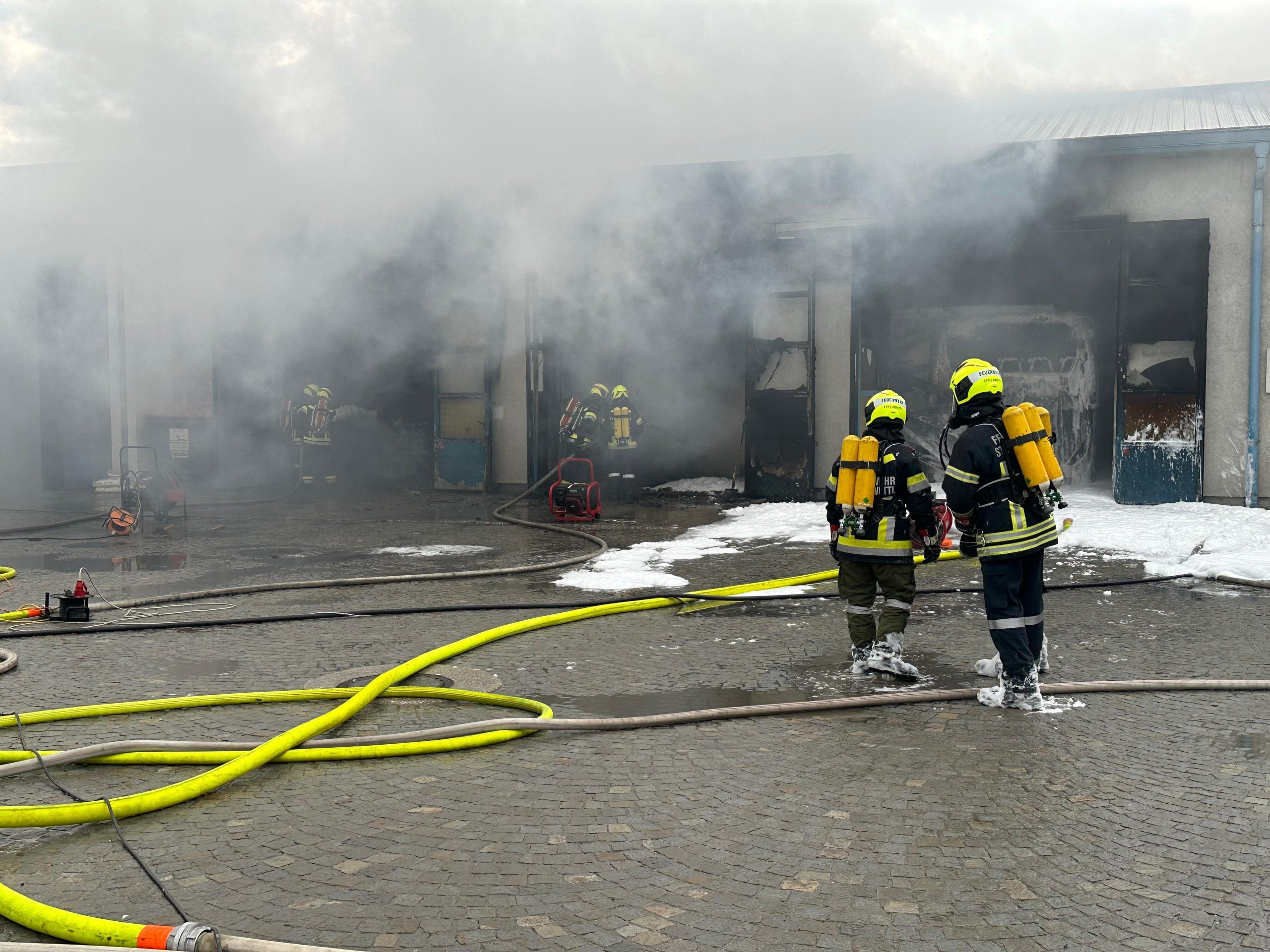 Um den Brand in der Postbusgarage in Zwettl unter Kontrolle zu bekommen, musste die Cobra per Hubschrauber eine Gasflasche aufschießen.