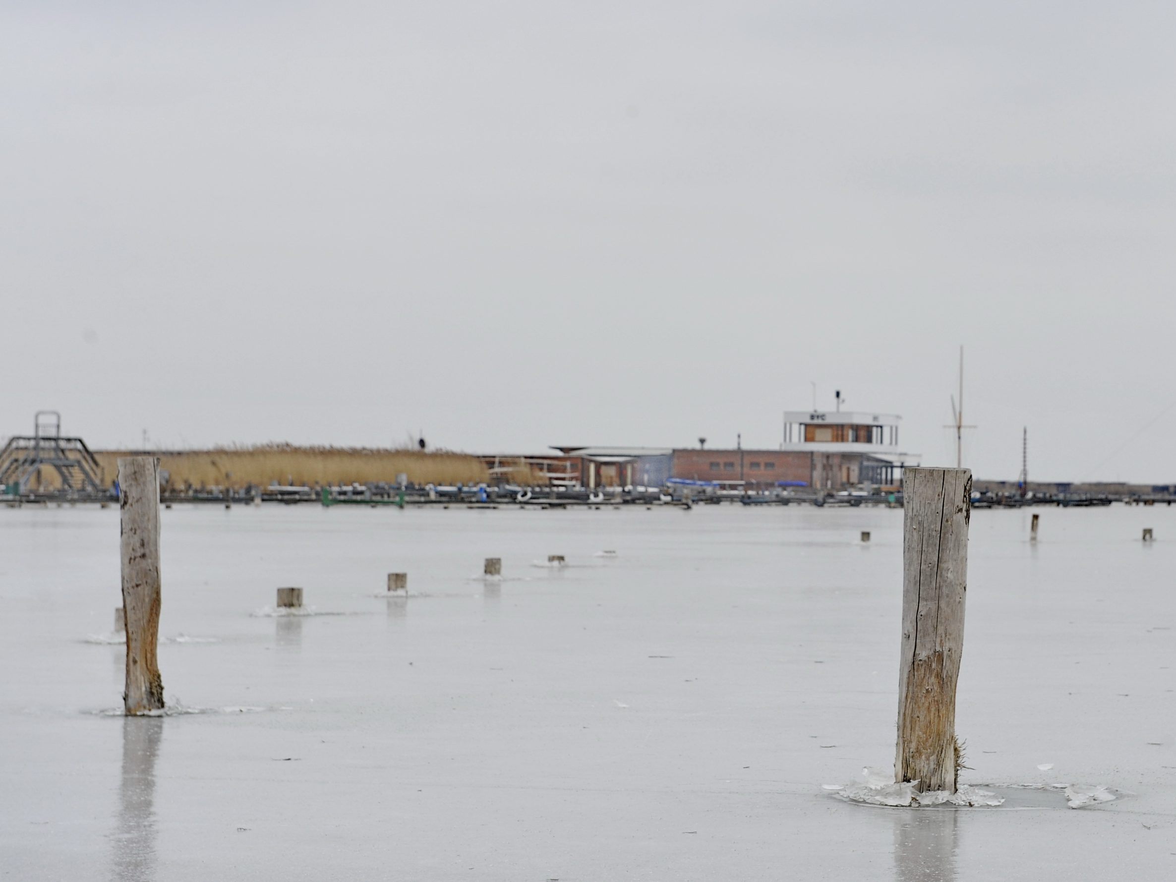 Die Suche nach dem vermissten Eisläufer am Neusiedler See läuft weiter. Die Suche nach dem vermissten Eisläufer am Neusiedler See läuft weiter.