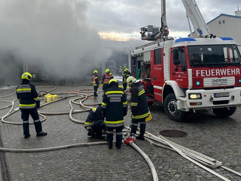 Schweißarbeiten dürften den Brand in der Postbusgarage in Zwettl ausgelöst haben.