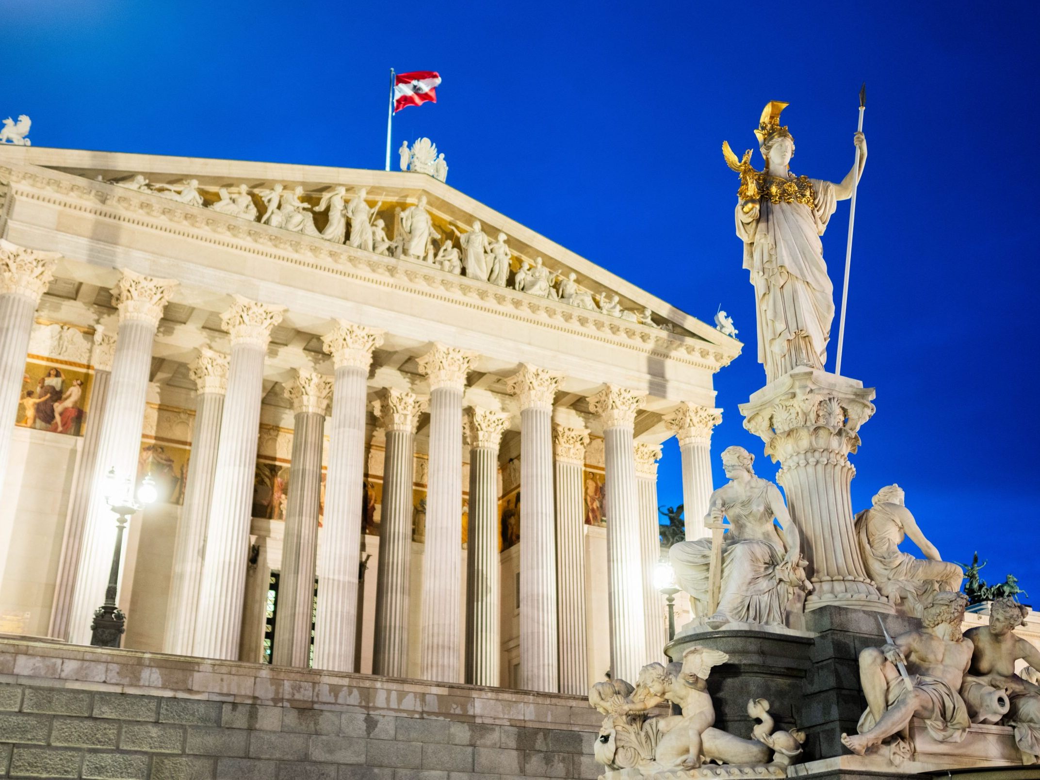 Das Parlament evaluiert die Sicherheitsvorkehrungen.