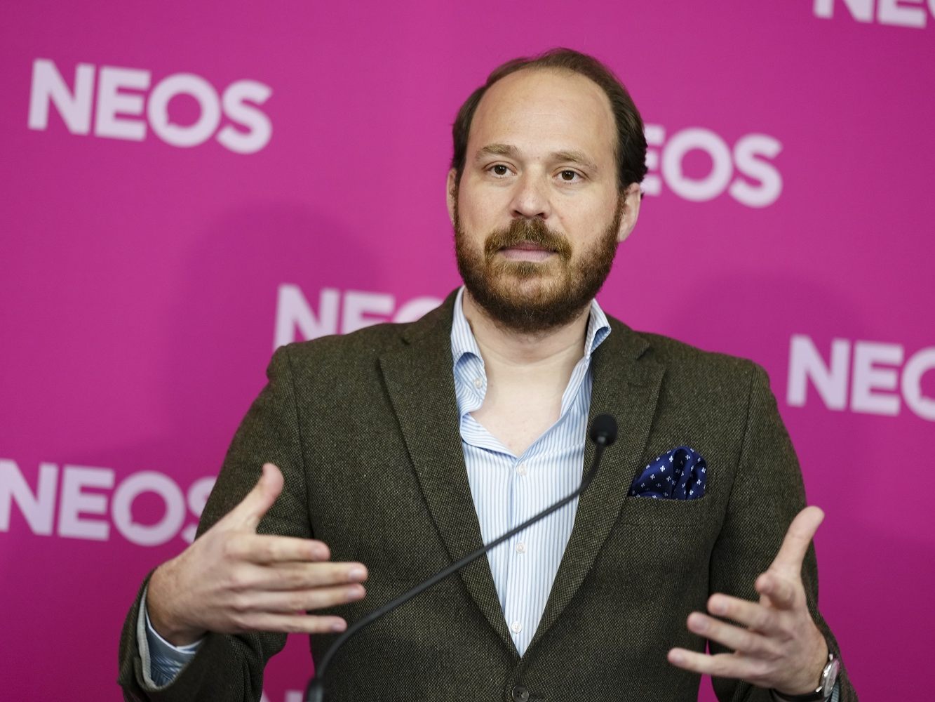 Eine Ankündigung in puncto Informationsfreiheitsgesetz kommt von den NEOS. Im Bild: Deren Vize-Klubobmann Nikolaus Scherak.