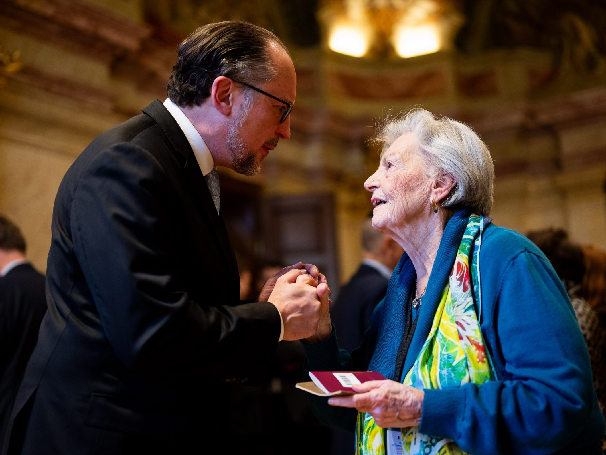 Außenminister Schallenberg mit einer Neo-Österreicherin bei der Präsentation der Publikation "15 Stimmen - 15 Voices". Außenminister Schallenberg mit einer Neo-Österreicherin bei der Präsentation der Publikation "15 Stimmen - 15 Voices".