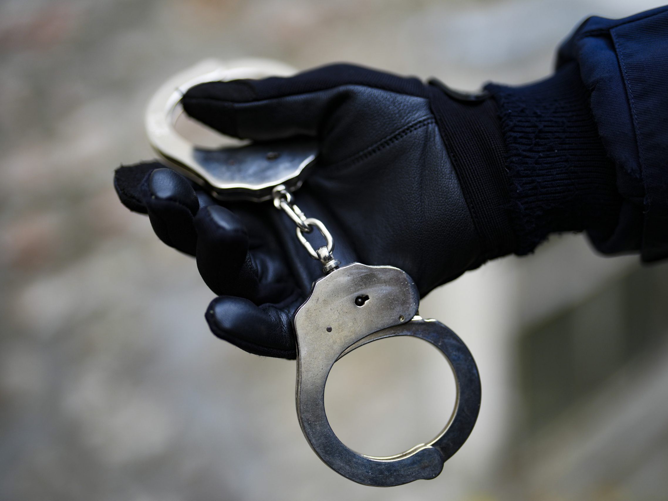 Die Ladendiebin wurde von den Polizisten verhaftet.