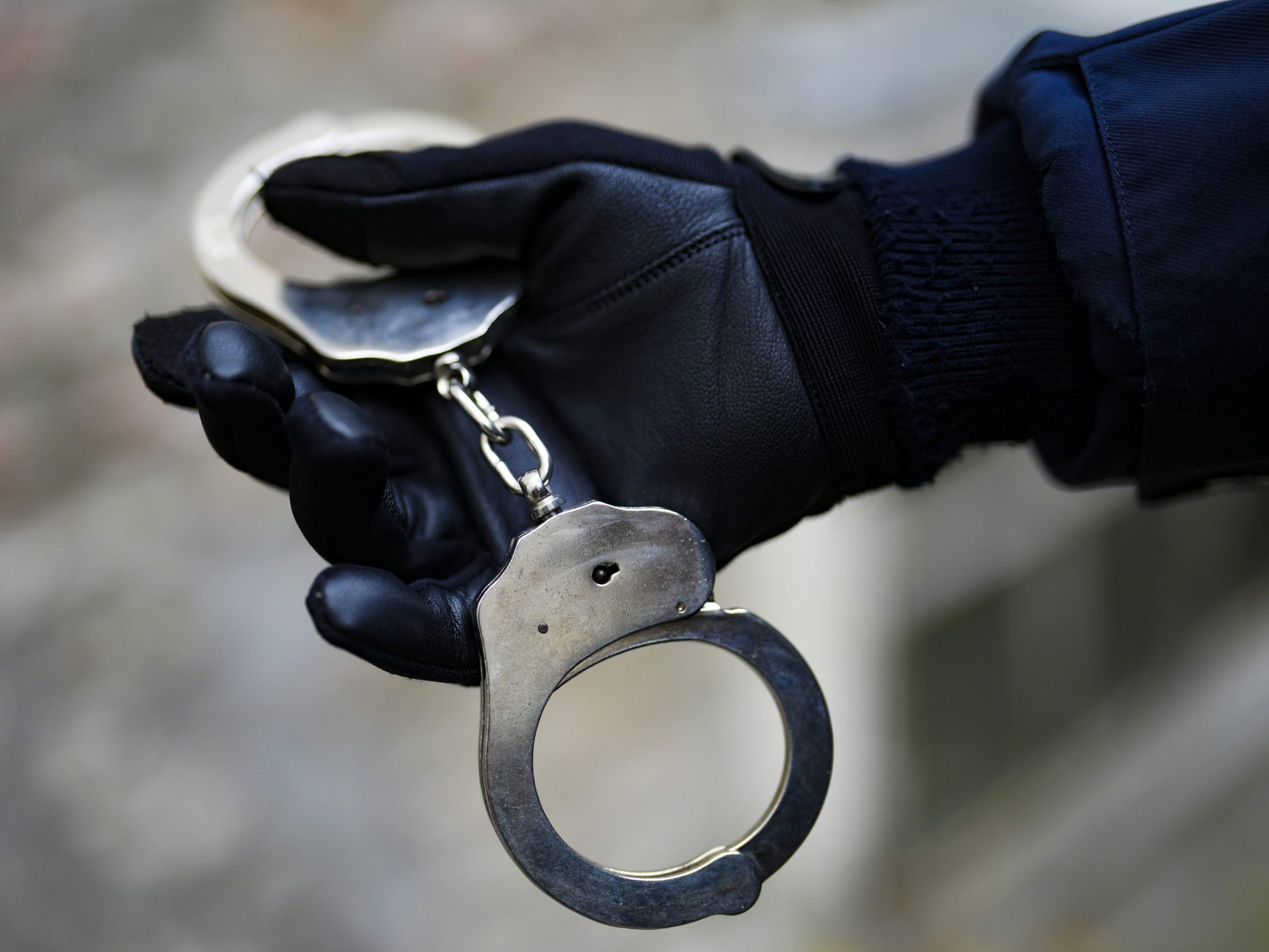 Die Polizei verhaftete den Räuber.