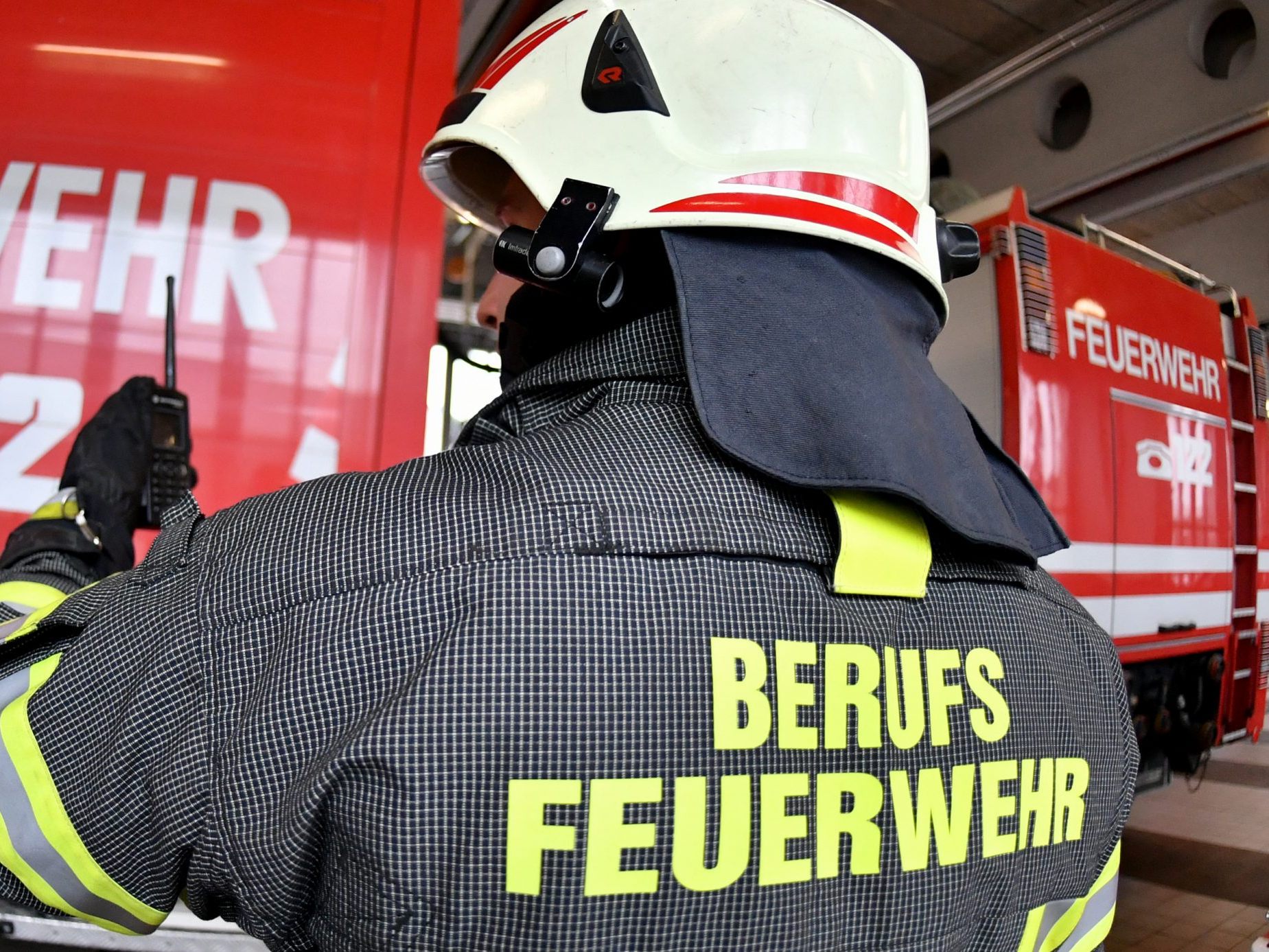 Feuerwehrleute fanden einen leblosen Mann in der Brandwohnung.