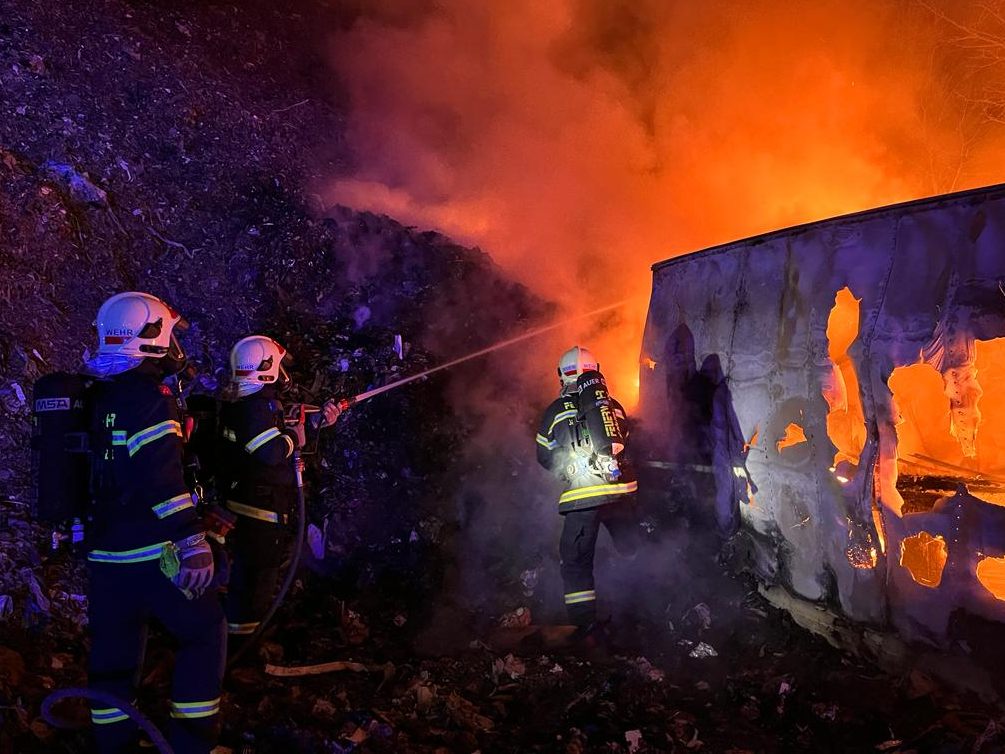 Ein Brand in einem St. Pöltner Müllbetrieb beschäftigte die Feuerwehren stundenlang. Ein Brand in einem St. Pöltner Müllbetrieb beschäftigte die Feuerwehren stundenlang.