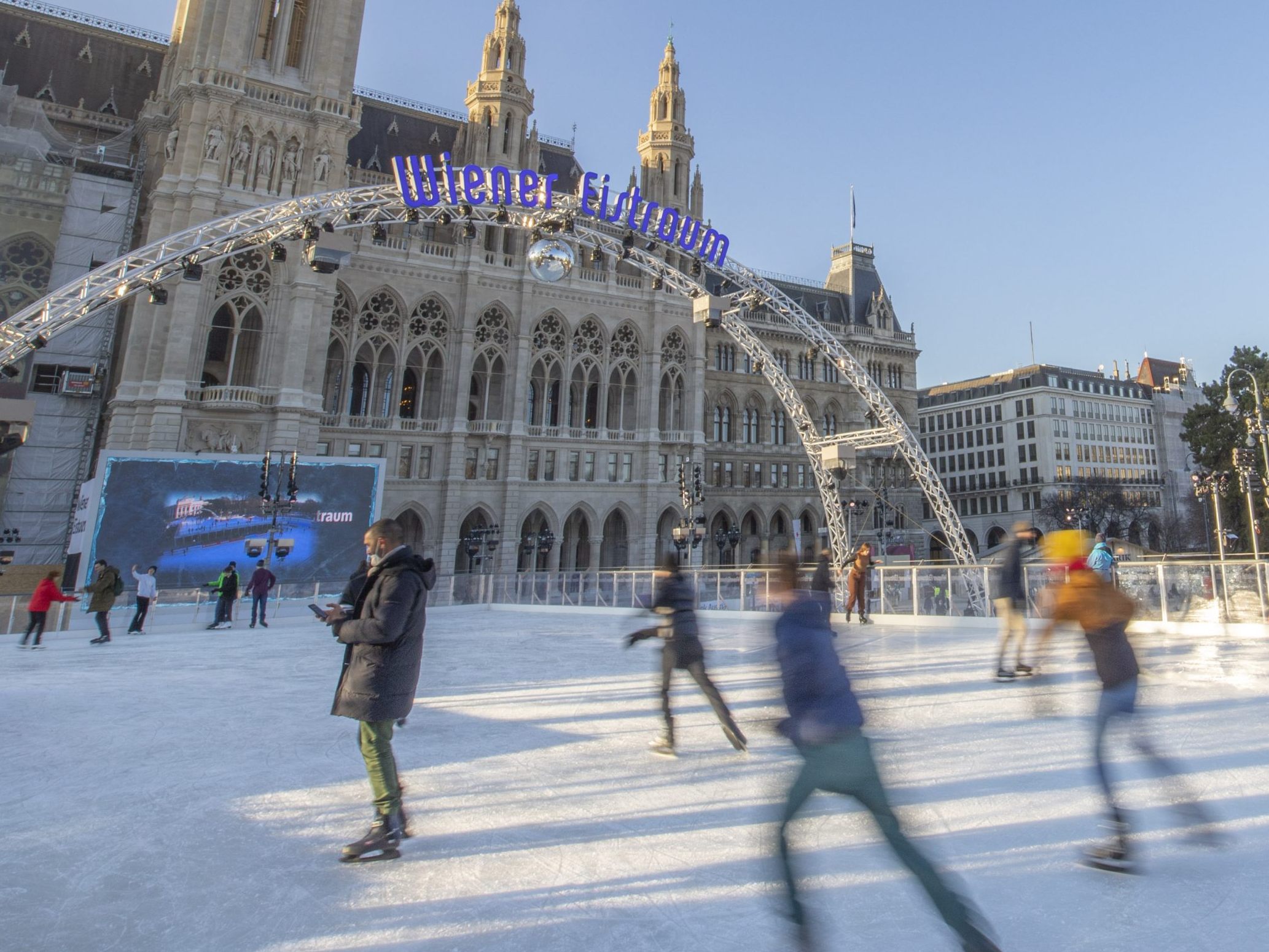 Vom 19. Jänner bis 3. März 2024 eröffnet am Wiener Rathausplatz wieder der Wiener Eistraum. Vom 19. Jänner bis 3. März 2024 eröffnet am Wiener Rathausplatz wieder der Wiener Eistraum.