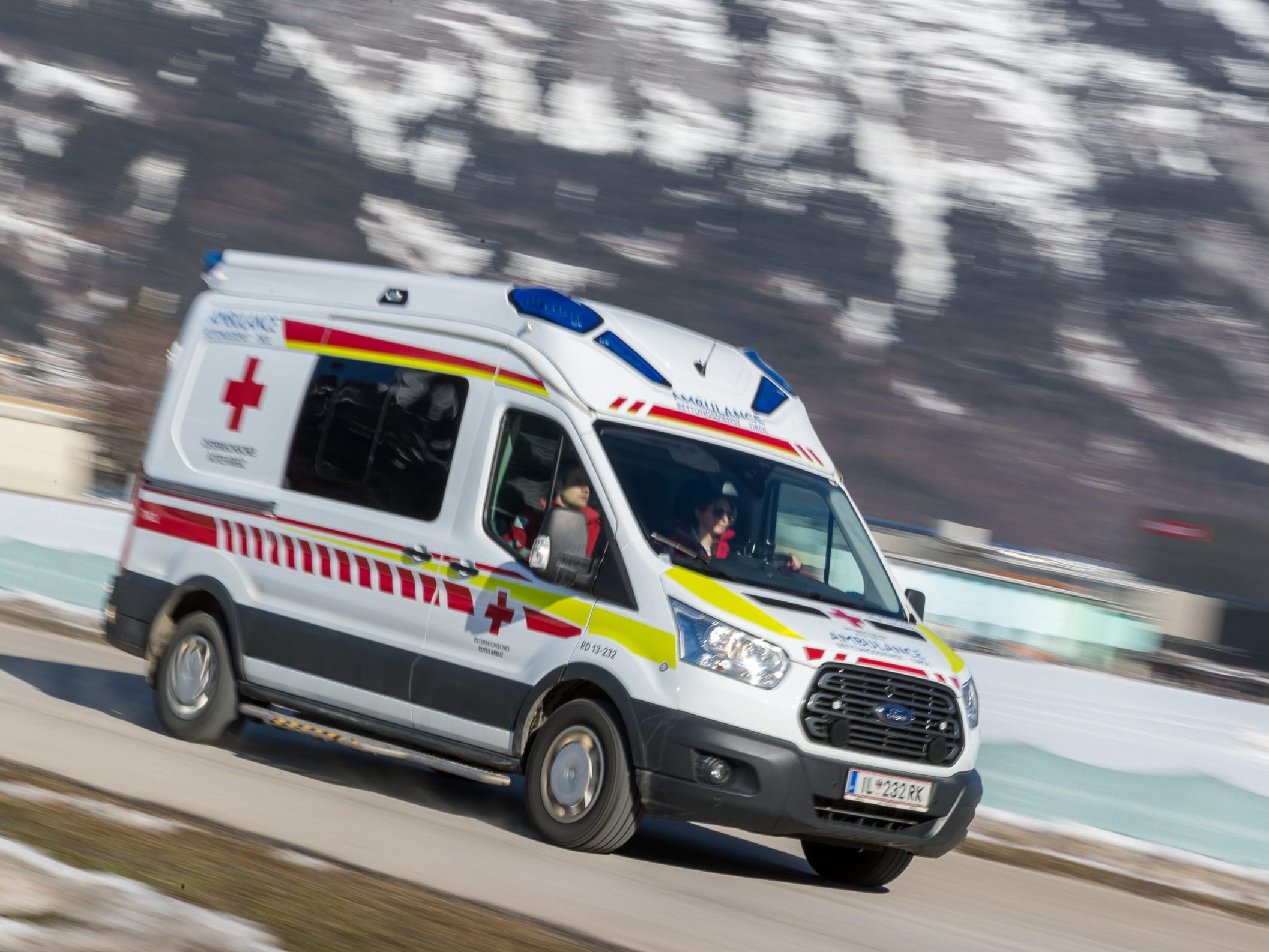 Die Rettung versorgte die Verletzen nach dem Verkehrsunfall in Tirol. Die Rettung versorgte die Verletzen nach dem Verkehrsunfall in Tirol.