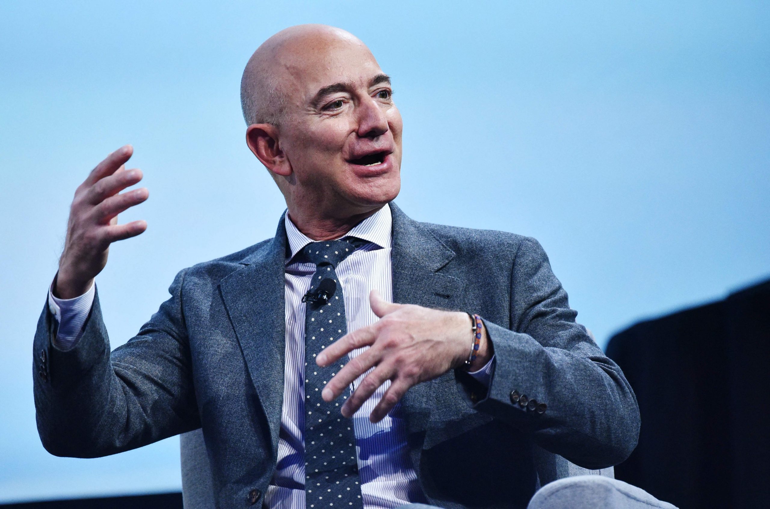 Amazon-Gründer Jeff Bezos sagte zum ersten Mal, dass er den Großteil seines 124-Milliarden-Dollar-Vermögens für wohltätige Zwecke spenden werde, warnte jedoch davor, dass es schwierig sein werde, dies effektiv zu tun. Amazon-Gründer Jeff Bezos sagte zum ersten Mal, dass er den Großteil seines 124-Milliarden-Dollar-Vermögens für wohltätige Zwecke spenden werde, warnte jedoch davor, dass es schwierig sein werde, dies effektiv zu tun.