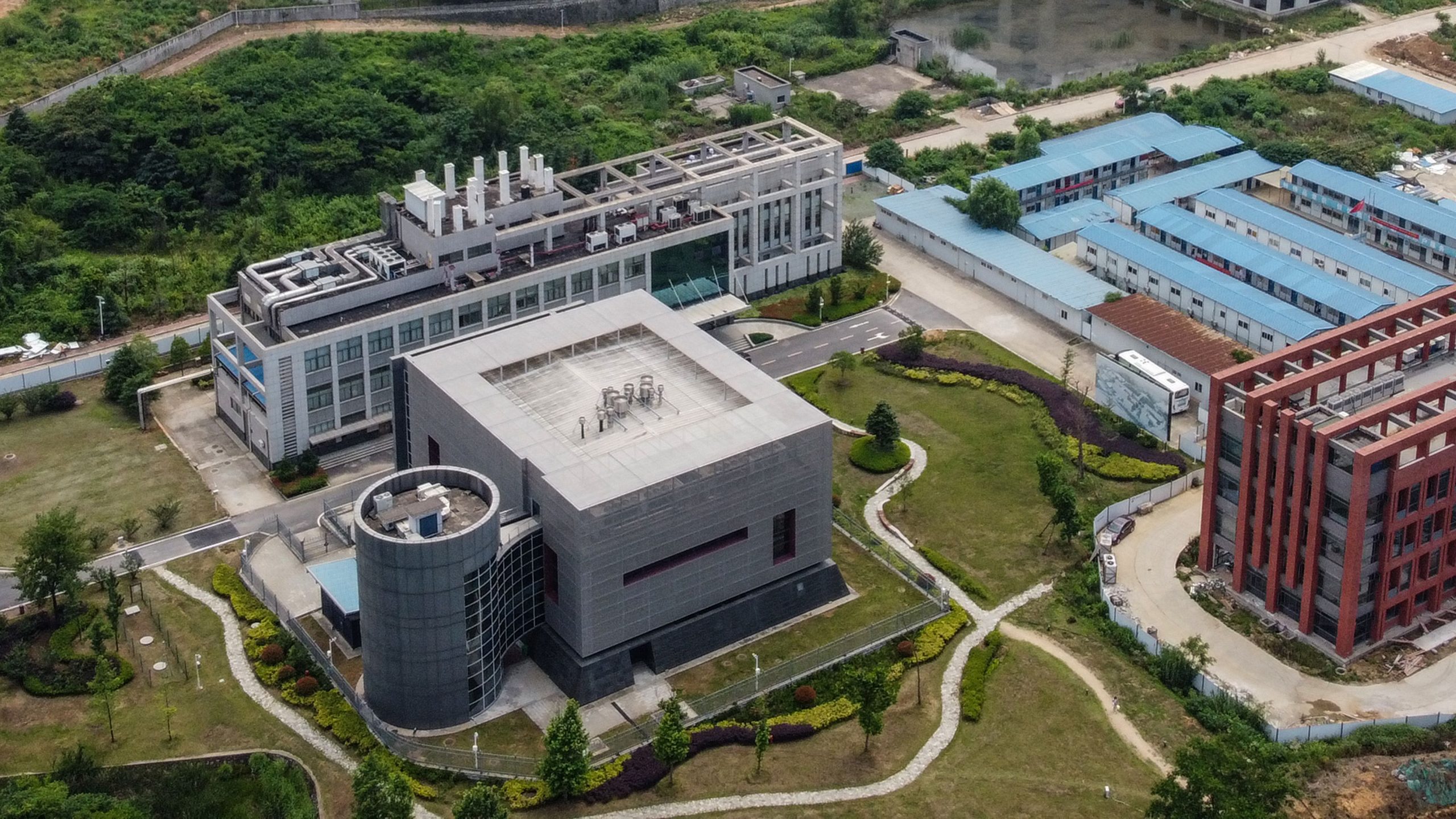 Auf diesem Aktenfoto vom 27. Mai 2020 ist das P4-Labor (links) auf dem Campus des Wuhan-Instituts für Virologie in Wuhan in der zentralen chinesischen Provinz Hubei abgebildet. Auf diesem Aktenfoto vom 27. Mai 2020 ist das P4-Labor (links) auf dem Campus des Wuhan-Instituts für Virologie in Wuhan in der zentralen chinesischen Provinz Hubei abgebildet.
