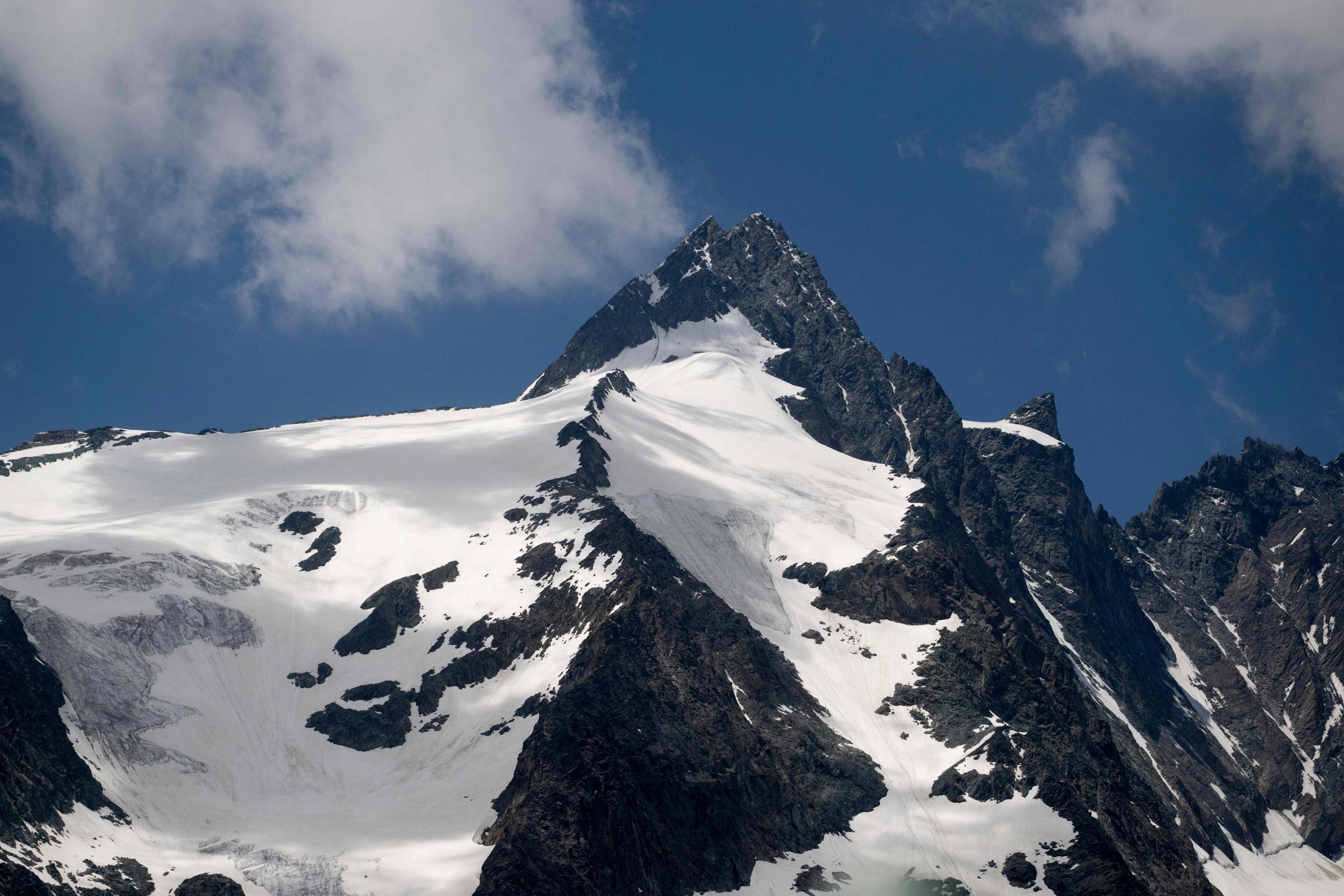 Der höchste Gipfel des Großglockners ist vom Aussichtspunkt Kaiser-Franz-Josefs-Höhe zu sehen, der Teil der Großglockner-Hochalpenstraße ist