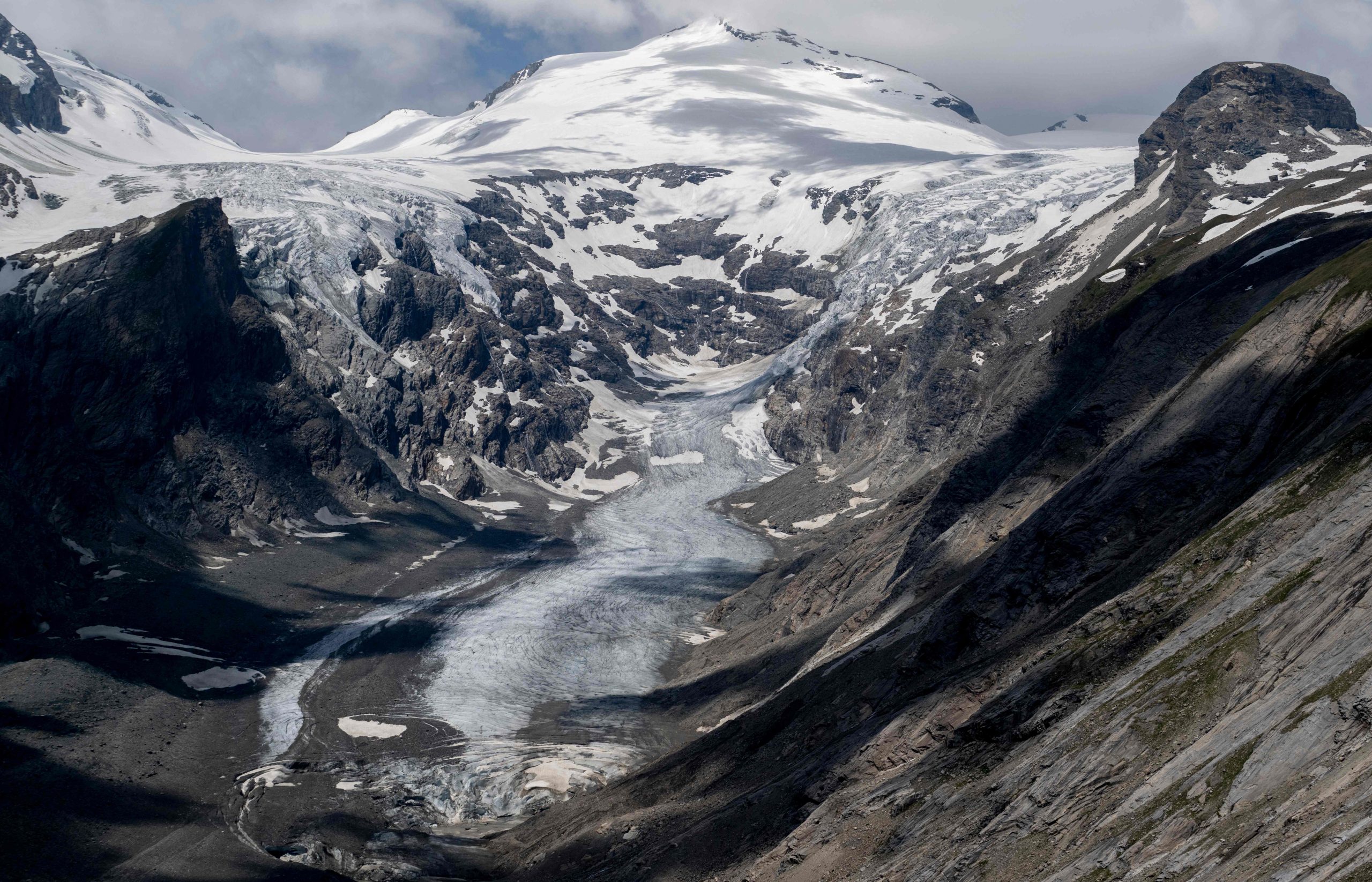 Der schmelzende Pasterze-Gletscher mit einer Höhe von 2.369 Metern ist vom Aussichtspunkt Kaiser-Franz-Josefs-Höhe, Teil der Großglockner-Hochalpenstraße, abgebildet.