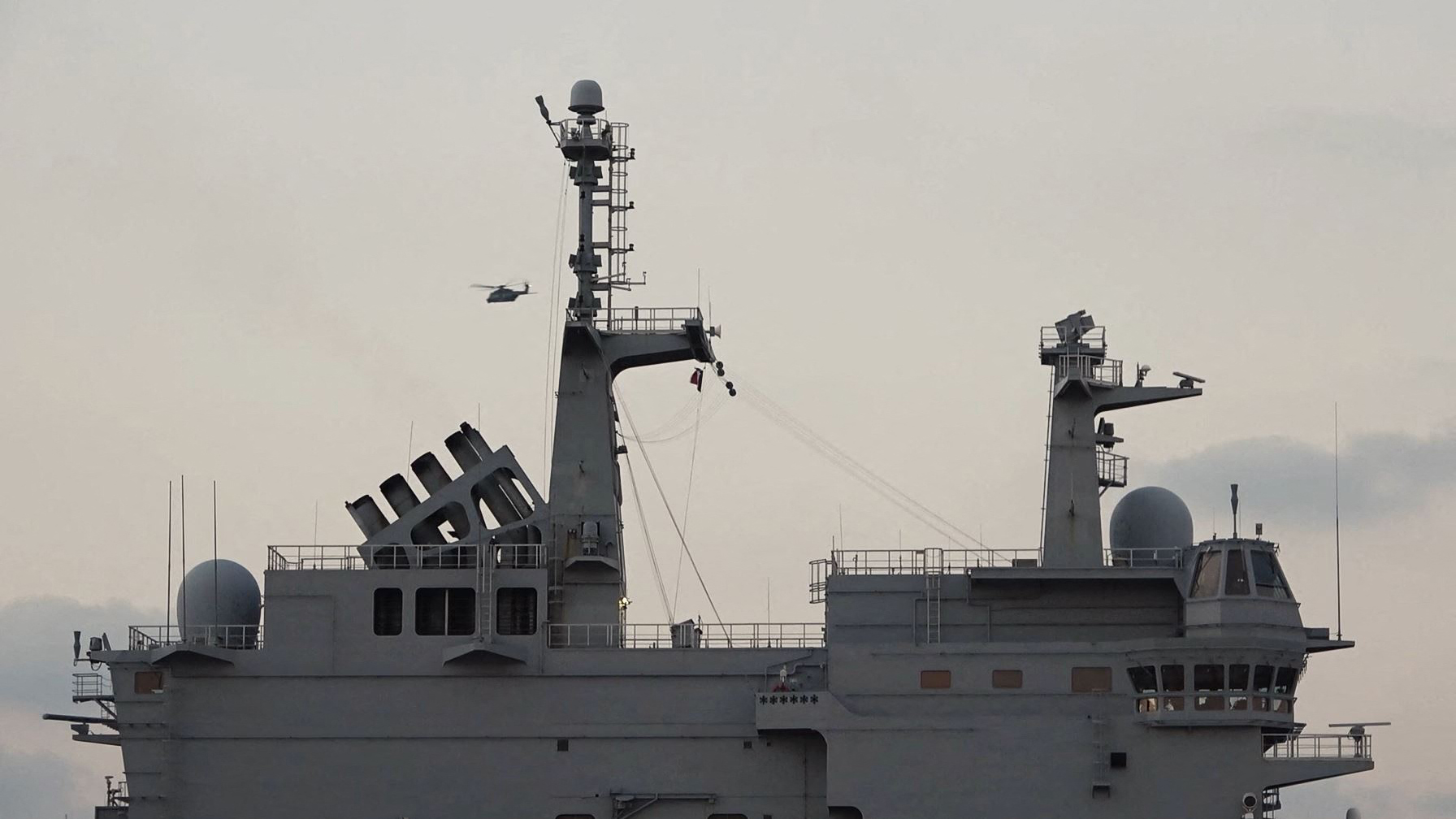 Amphibisches Hubschrauberträgerschiff Dixmude der französischen Marine. Amphibisches Hubschrauberträgerschiff Dixmude der französischen Marine.