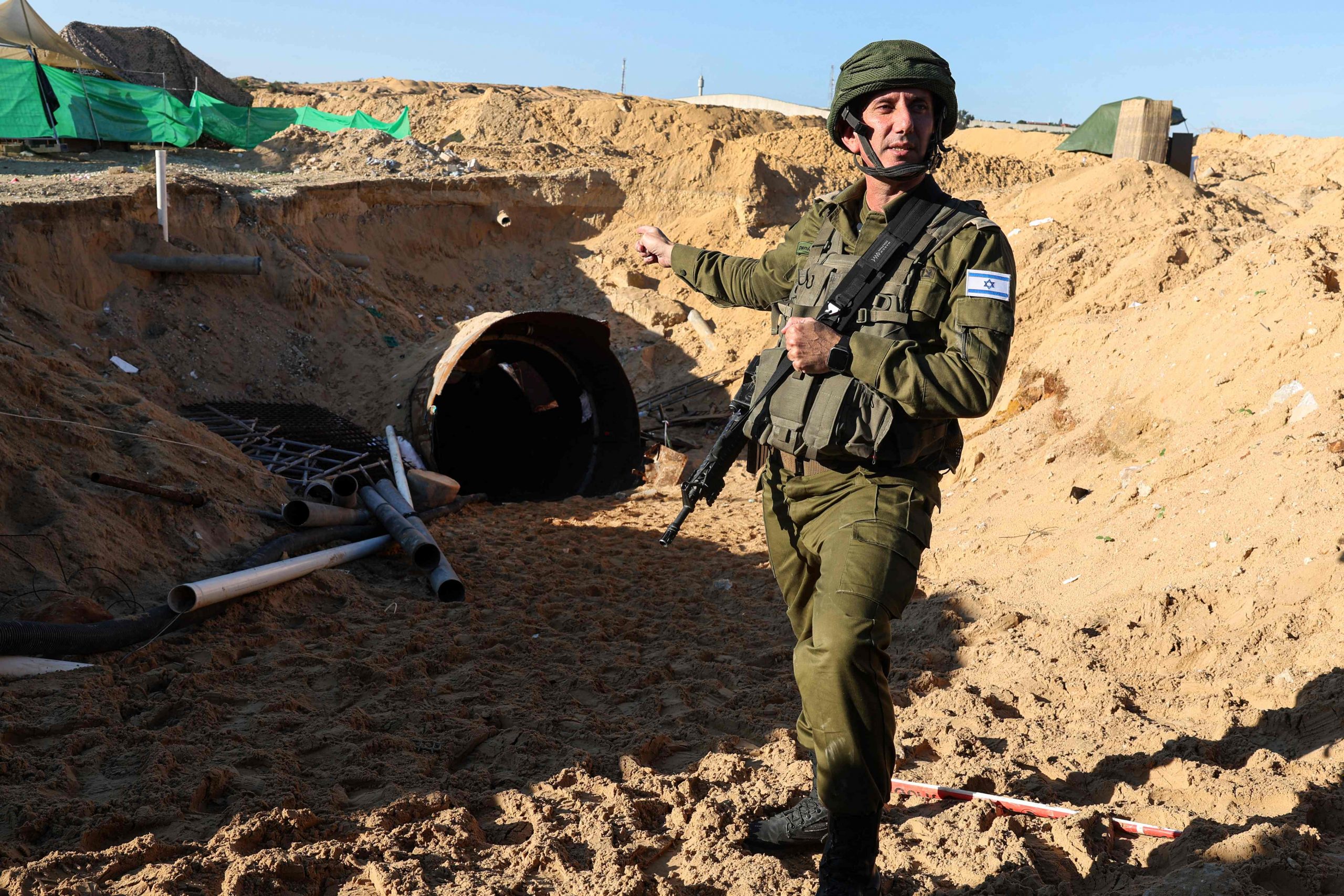 Hier zeigt Armeesprecher Daniel Hagari den Eingang eines Tunnels, den die Hamas Berichten zufolge am 7. Oktober für einen Angriff auf Israel über den Grenzübergang Erez genutzt hat Hier zeigt Armeesprecher Daniel Hagari den Eingang eines Tunnels, den die Hamas Berichten zufolge am 7. Oktober für einen Angriff auf Israel über den Grenzübergang Erez genutzt hat