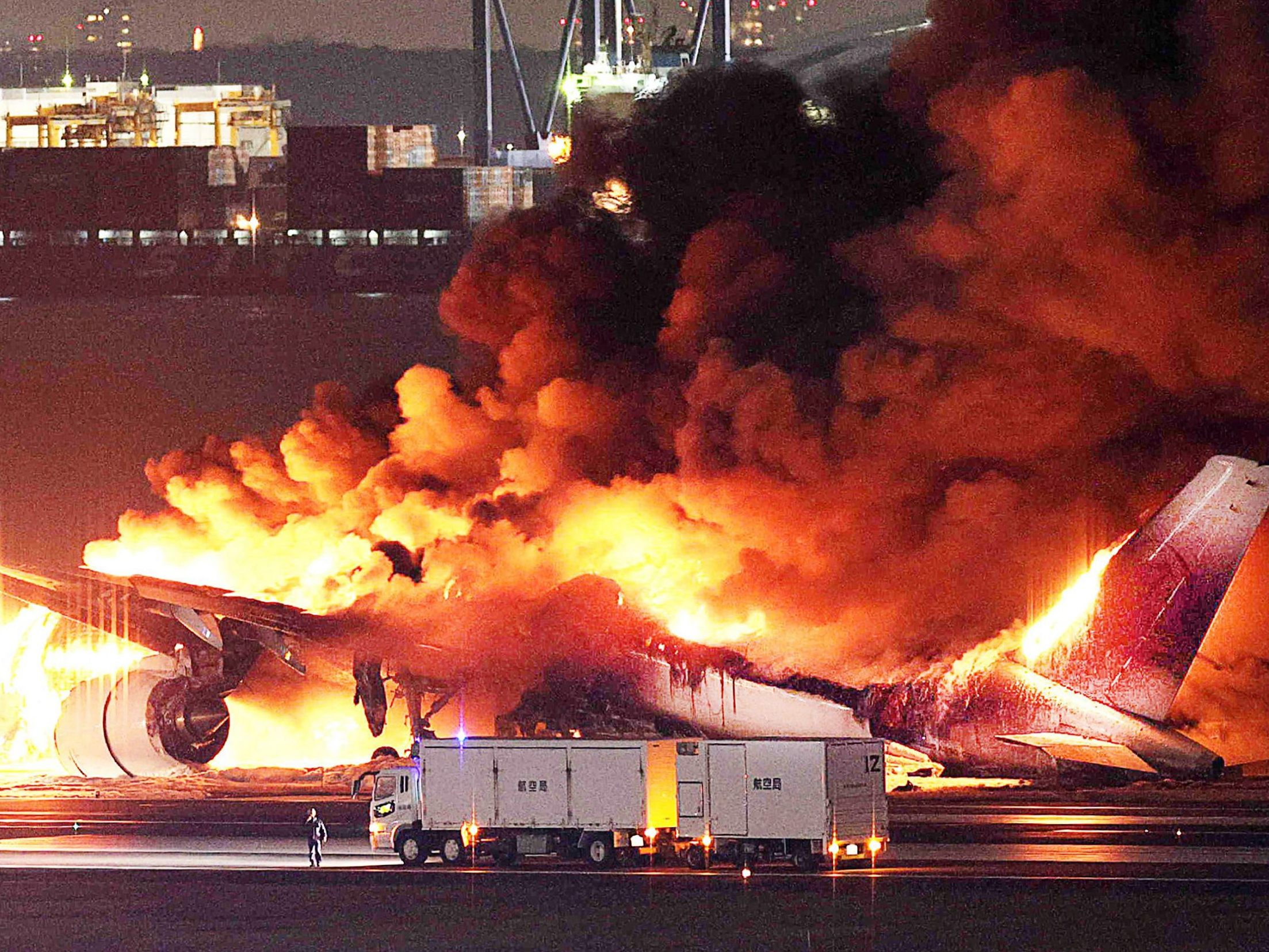 Japan-Airlines-Maschine stieß mit Flugzeug der Küstenwache zusammen. Japan-Airlines-Maschine stieß mit Flugzeug der Küstenwache zusammen.