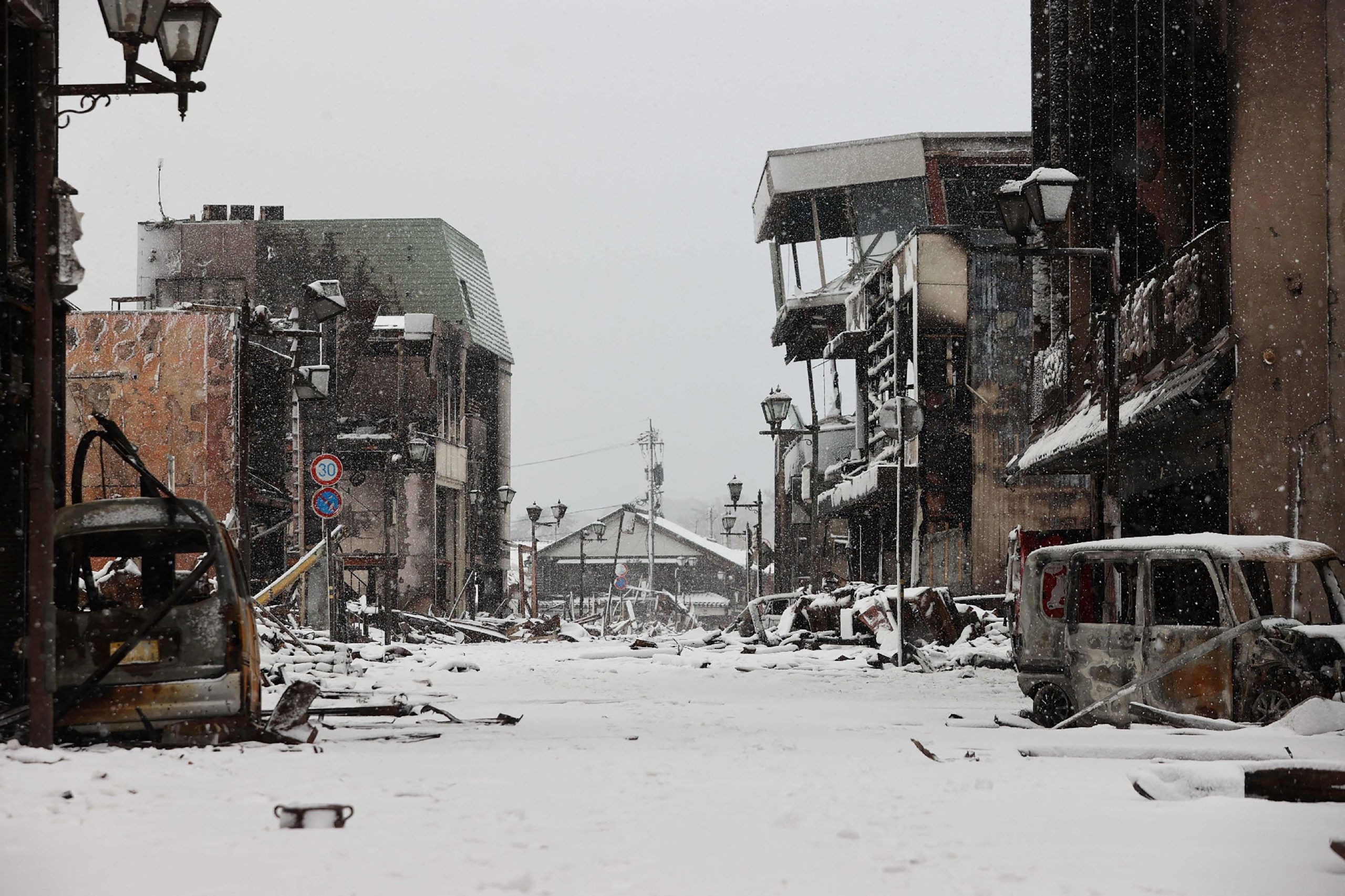 Am 8. Januar 2024 liegt ein Teil des von der Katastrophe betroffenen Gebiets in der Stadt Wajima in der Präfektur Ishikawa unter einer Schneedecke, eine Woche nachdem am Neujahrstag ein schweres Erdbeben der Stärke 7,5 die Region Noto in der Präfektur Ishikawa erschüttert hatte. Am 8. Januar 2024 liegt ein Teil des von der Katastrophe betroffenen Gebiets in der Stadt Wajima in der Präfektur Ishikawa unter einer Schneedecke, eine Woche nachdem am Neujahrstag ein schweres Erdbeben der Stärke 7,5 die Region Noto in der Präfektur Ishikawa erschüttert hatte.