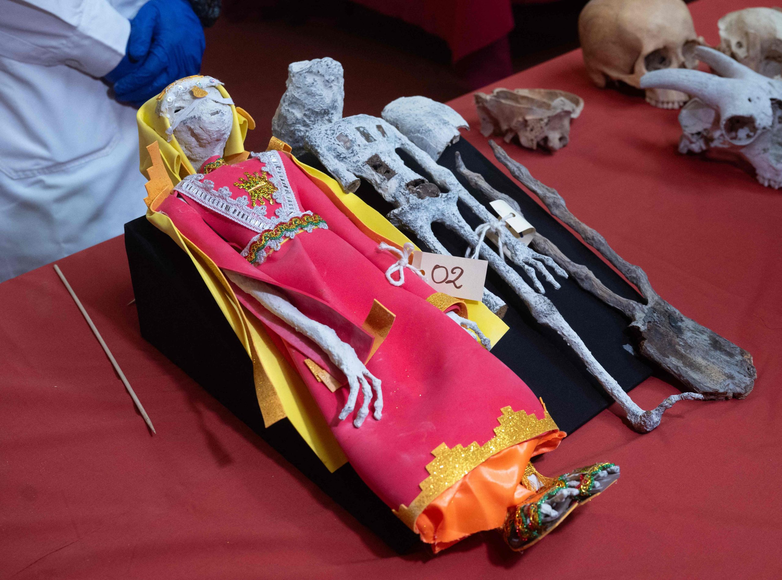 Der peruanische Archäologe Flavio Estrada, Mitglied des Instituts für Rechtsmedizin und forensische Wissenschaften, zeigt während einer Pressekonferenz, bei der forensische Experten die Existenz angeblicher außerirdischer Mumien oder Überreste von im Süden gefundenen Mumien ausschließen, vermutlich Überreste eines außerirdischen Außerirdischen des Landes, während eines Berichts, der der Presse am 12. Januar 2024 in Lima vorgelegt wurde. Der peruanische Archäologe Flavio Estrada, Mitglied des Instituts für Rechtsmedizin und forensische Wissenschaften, zeigt während einer Pressekonferenz, bei der forensische Experten die Existenz angeblicher außerirdischer Mumien oder Überreste von im Süden gefundenen Mumien ausschließen, vermutlich Überreste eines außerirdischen Außerirdischen des Landes, während eines Berichts, der der Presse am 12. Januar 2024 in Lima vorgelegt wurde.