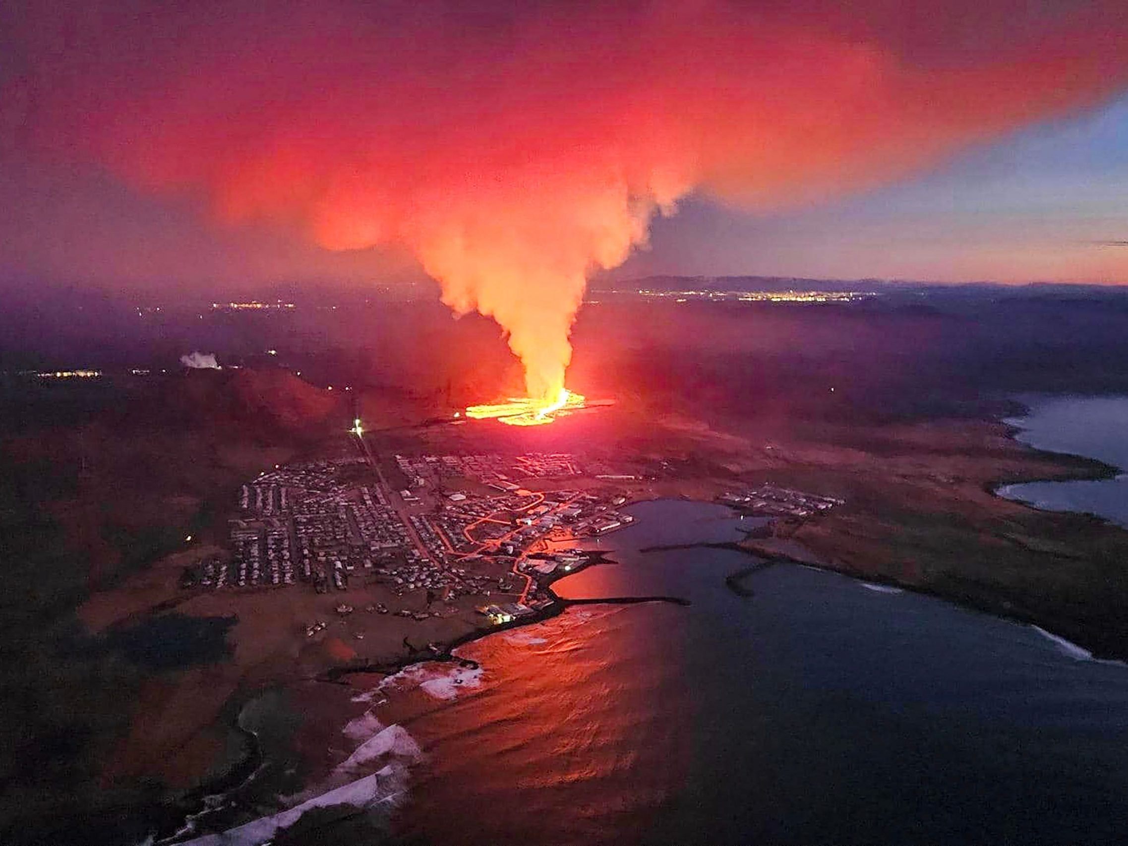 Die Infrastruktur des evakuierten Ortes Grindavik ist in Gefahr. Die Infrastruktur des evakuierten Ortes Grindavik ist in Gefahr.