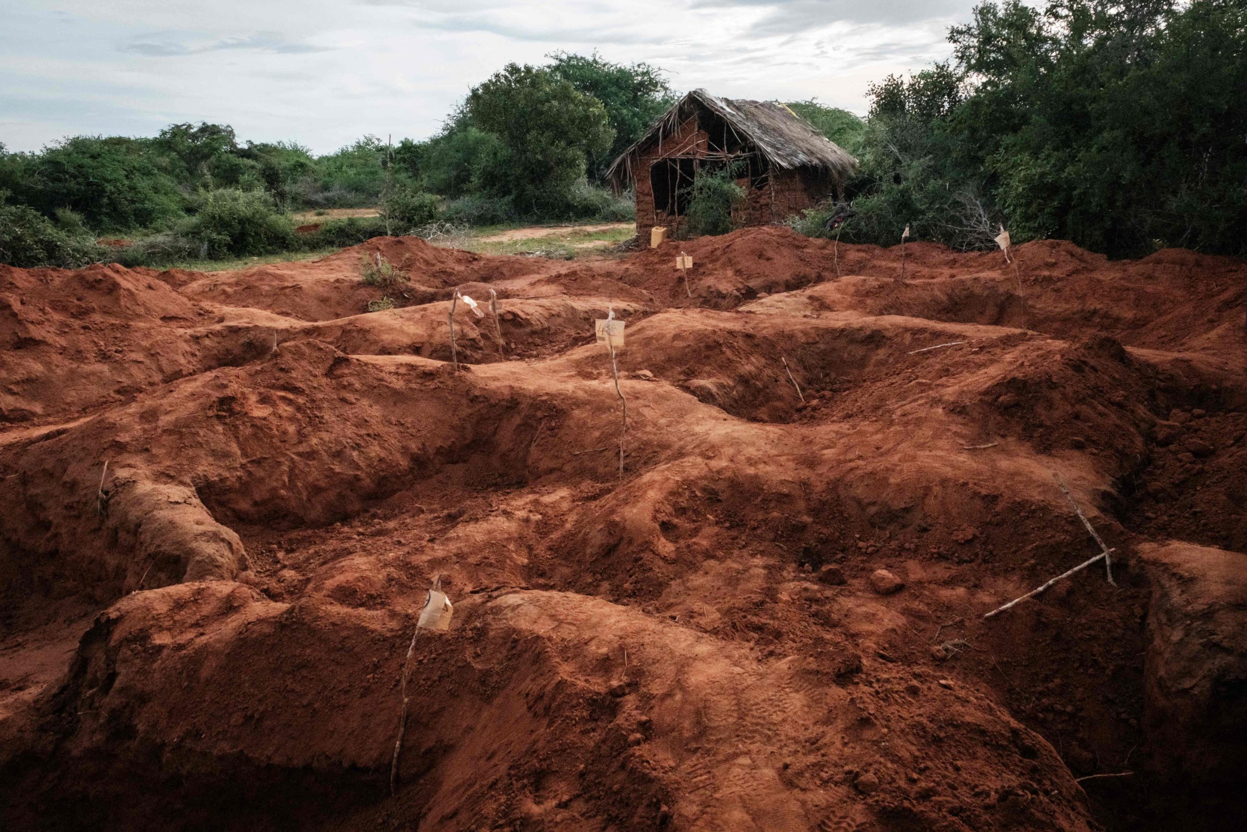 Gegrabene Löcher sind nach der Exhumierung von Leichen an der Massengrabstätte in Shakahola außerhalb der Küstenstadt Malindi zu sehen Gegrabene Löcher sind nach der Exhumierung von Leichen an der Massengrabstätte in Shakahola außerhalb der Küstenstadt Malindi zu sehen