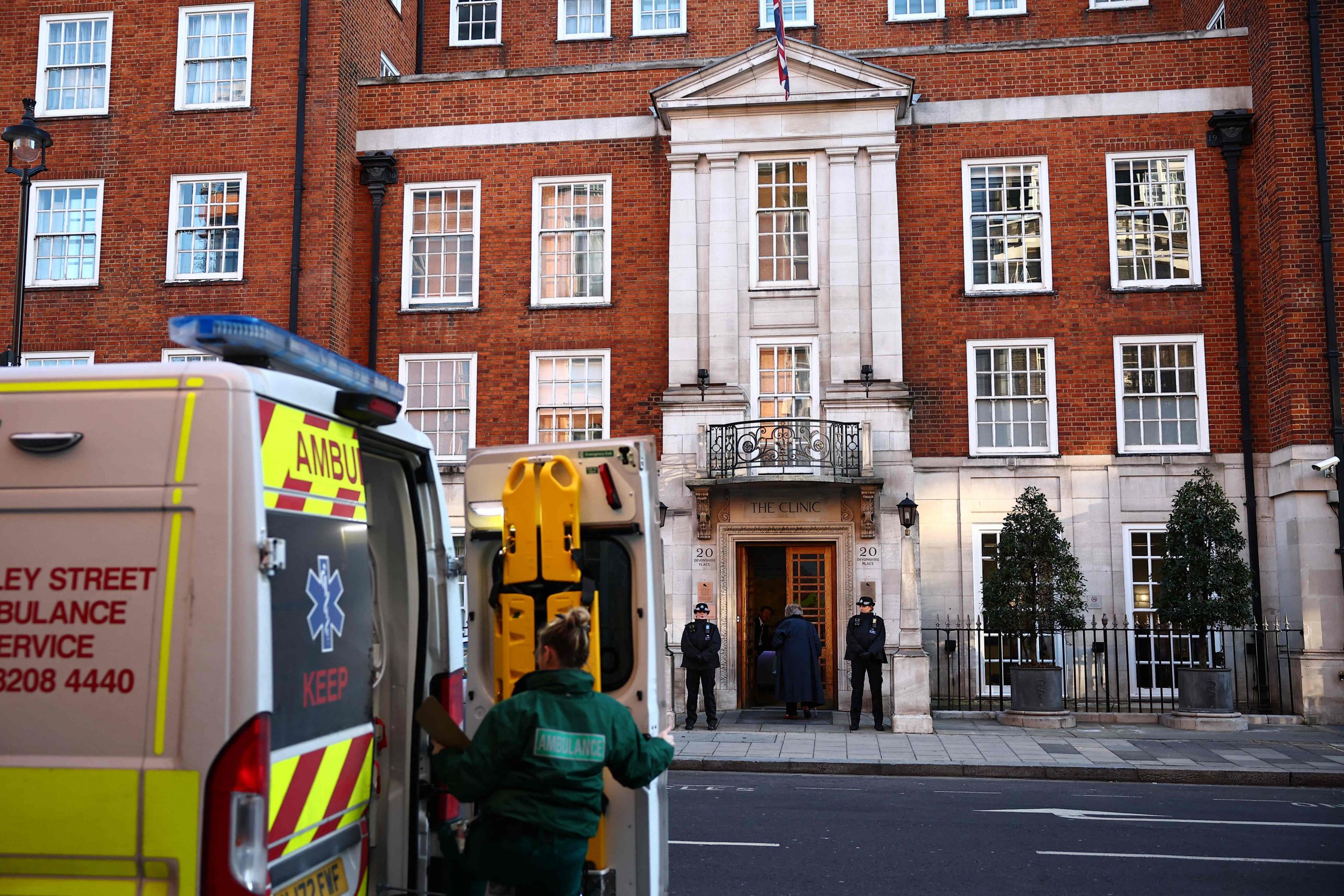 Ein Sanitäter öffnet die Hintertür eines Krankenwagens, während Polizisten am 18. Januar 2024 vor der London Clinic in London Wache stehen, wo die britische Prinzessin Catherine von Wales operiert wurde. Ein Sanitäter öffnet die Hintertür eines Krankenwagens, während Polizisten am 18. Januar 2024 vor der London Clinic in London Wache stehen, wo die britische Prinzessin Catherine von Wales operiert wurde.