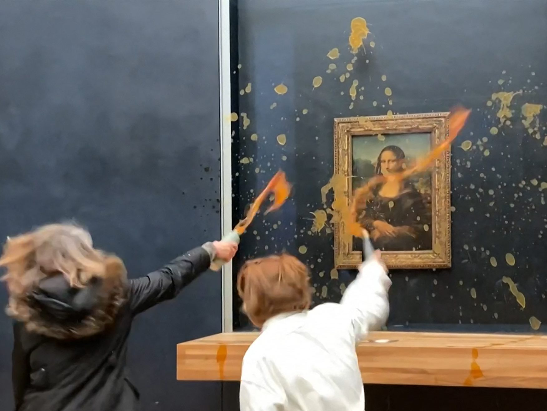 Umweltaktivistinnen attackierten das Panzerglas der "Mona Lisa" mit Suppe. Umweltaktivistinnen attackierten das Panzerglas der "Mona Lisa" mit Suppe.