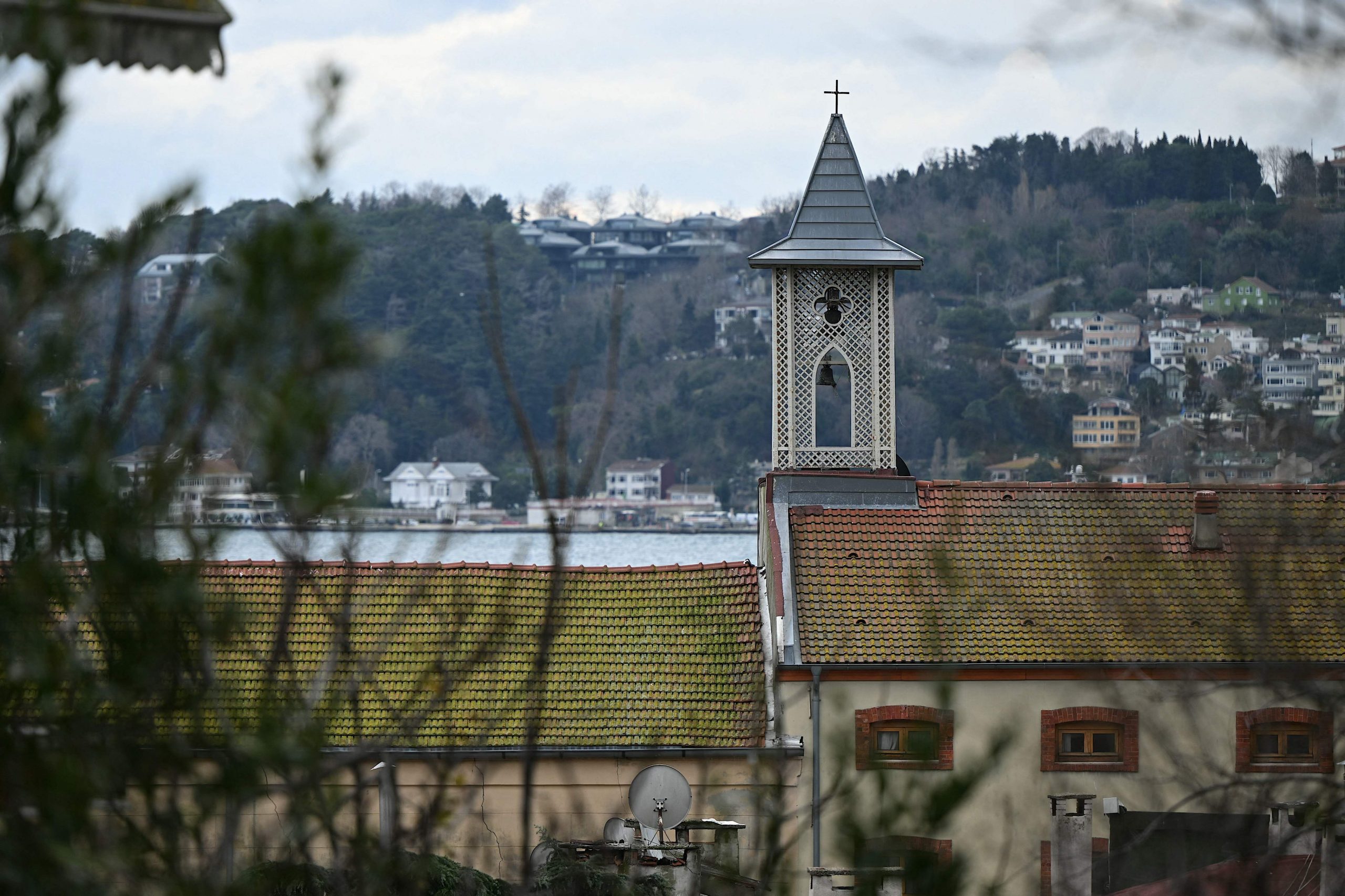 Dieses Foto zeigt eine Gesamtansicht und den Glockenturm der Kirche Santa Maria nach einem Angriff in Istanbul am 28. Januar 2024. 