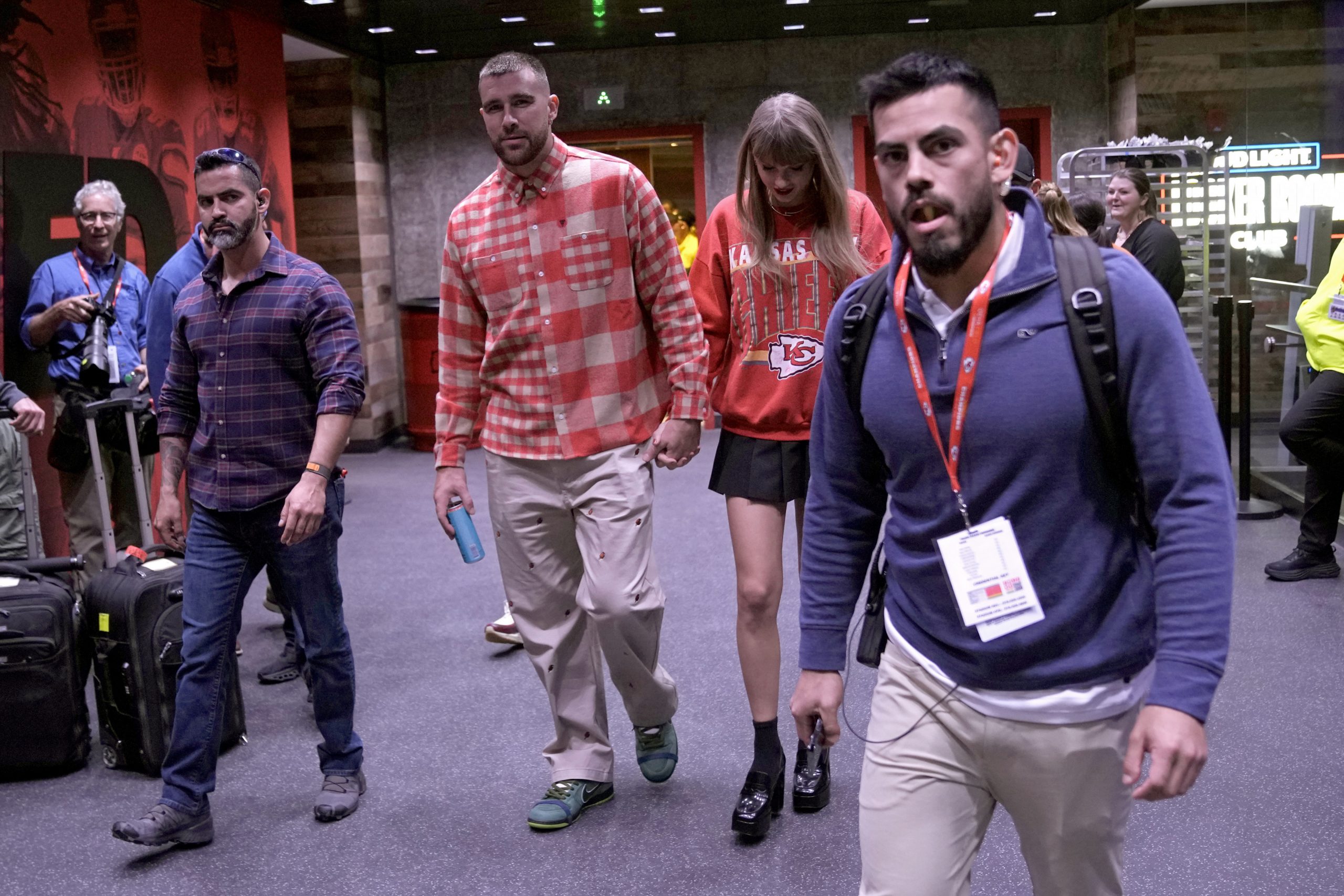 Taylor Swift und NFL-Star Travis Kelce, stehen kurz vor einem romantischen Meilenstein – ihrer geplanten Verlobung. Taylor Swift und NFL-Star Travis Kelce, stehen kurz vor einem romantischen Meilenstein – ihrer geplanten Verlobung.