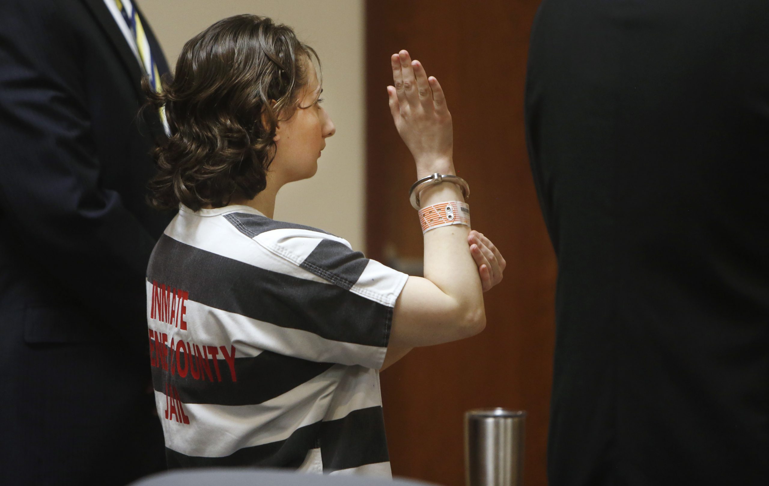 Gypsy Rose Blanchard hebt ihre rechte Hand und schwört einen Eid, während sie sich während ihres Gerichtsauftritts des Mordes zweiten Grades schuldig bekennt Gypsy Rose Blanchard hebt ihre rechte Hand und schwört einen Eid, während sie sich während ihres Gerichtsauftritts des Mordes zweiten Grades schuldig bekennt