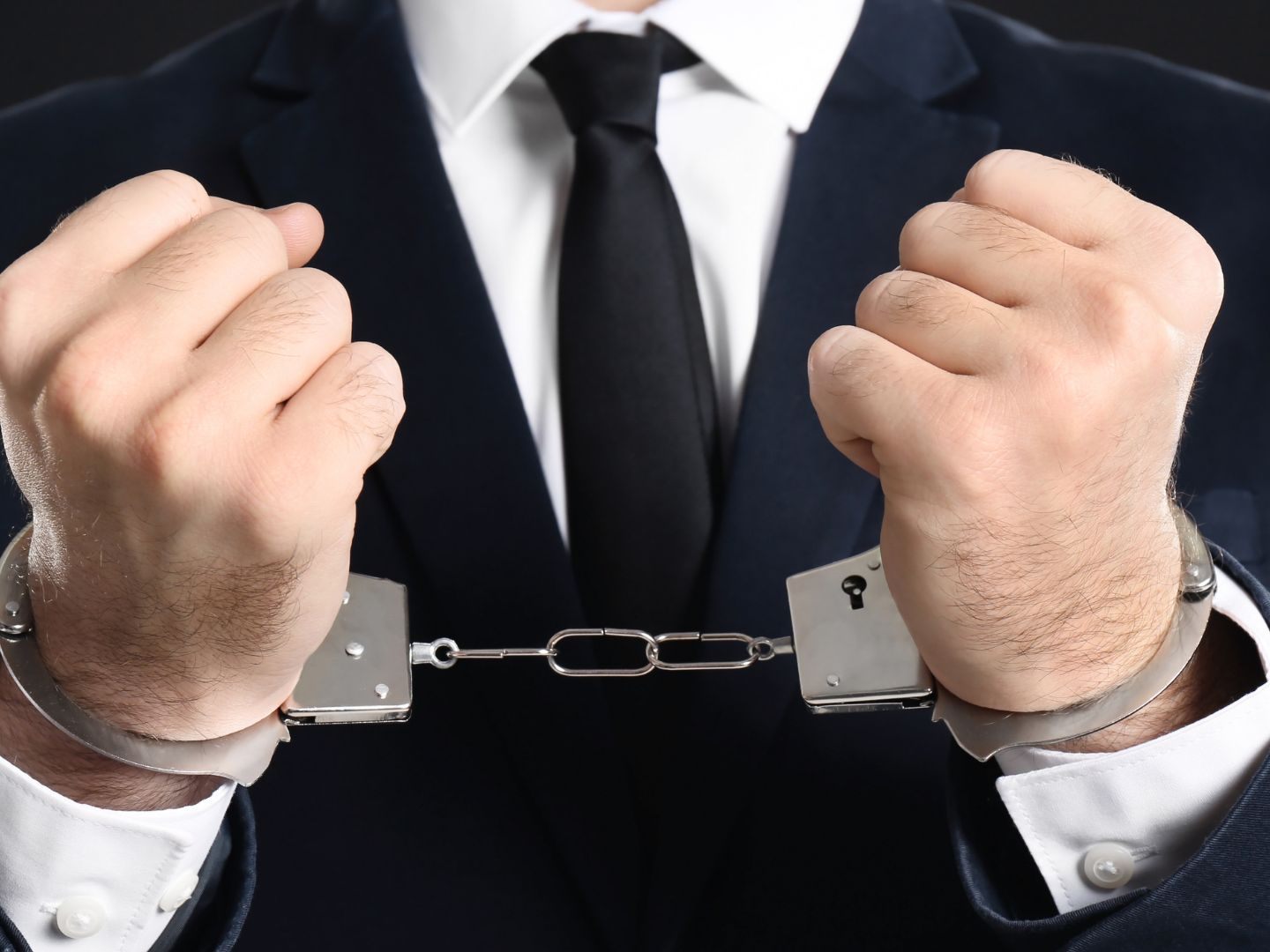 Der 26-Jährige wurde während seiner eigenen Trauung festgenommen. Der 26-Jährige wurde während seiner eigenen Trauung festgenommen.