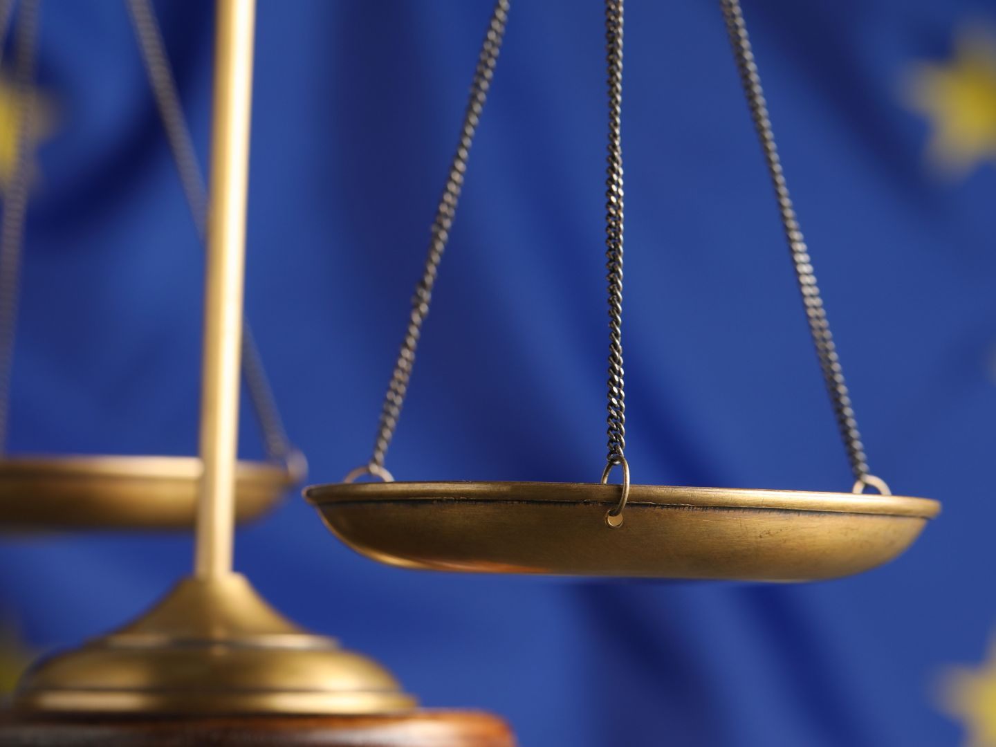 Laut EuGH darf das Recht eines minderjährigen Flüchtlings auf Familienzusammenführung nicht von der Schnelle der Bearbeitung des Antrags abhängen. Laut EuGH darf das Recht eines minderjährigen Flüchtlings auf Familienzusammenführung nicht von der Schnelle der Bearbeitung des Antrags abhängen.