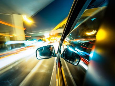 Der Drogenlenker raste mit seinen ungesicherten Kindern in deutlich überhöhter Geschwindigkeit über mehrere rote Ampeln Richtung Wien-Ottakring.
