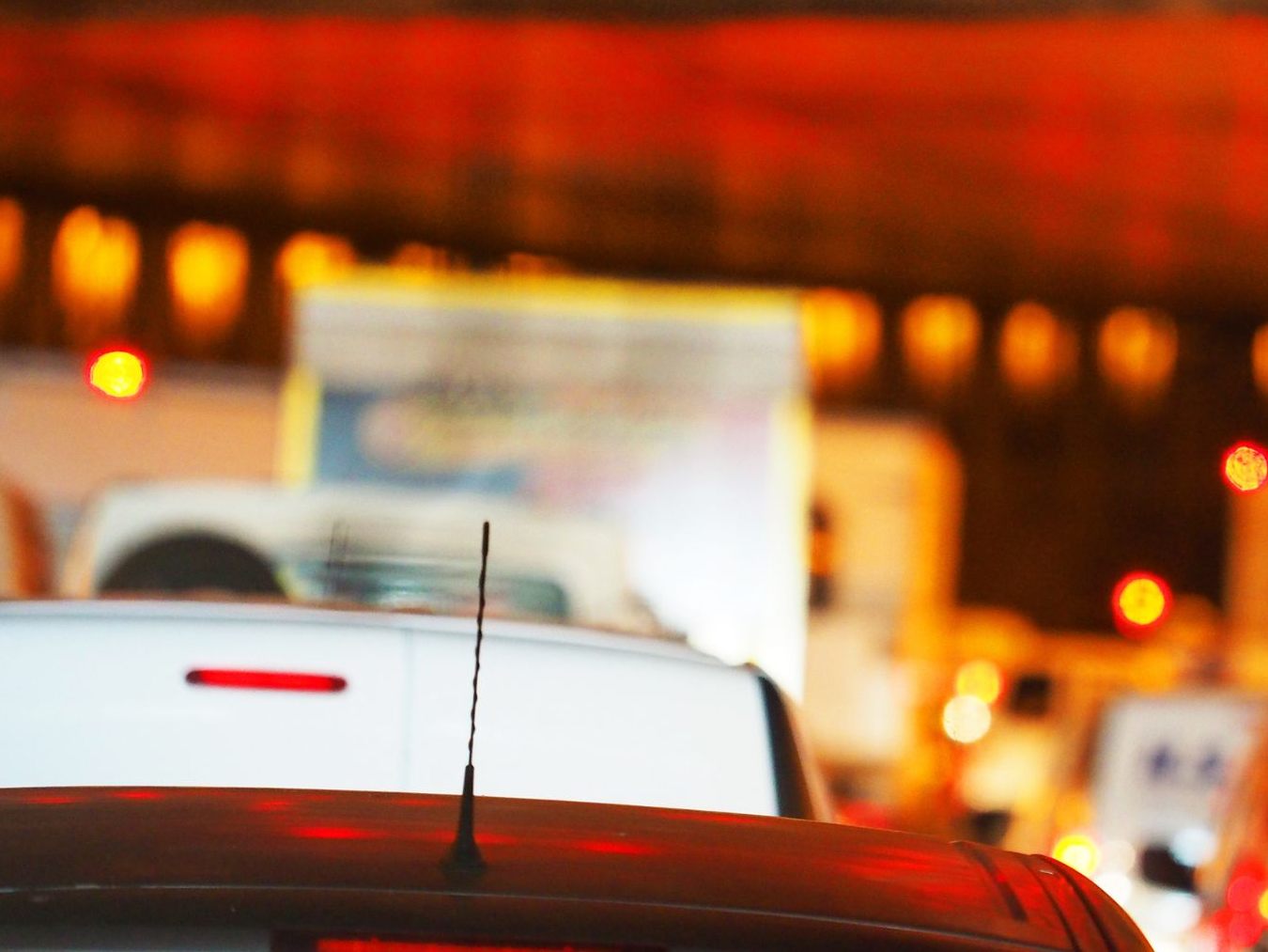 Ein 21-jähriger Autolenker krachte in Salzburg gegen eine Tunnelwand.