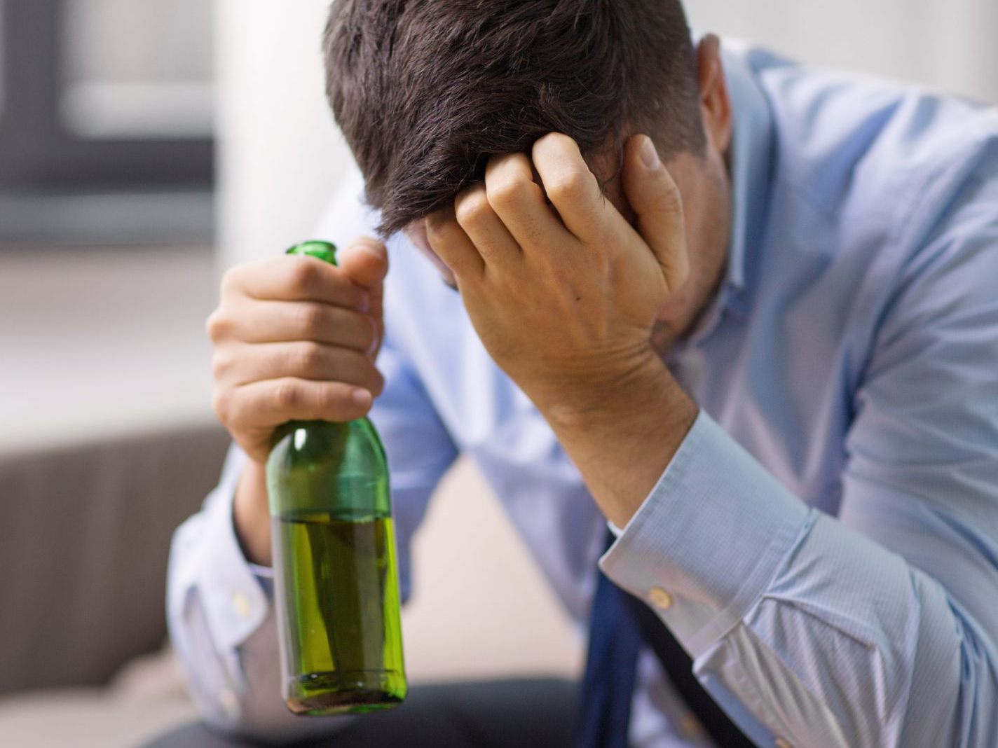Im Alter kann der Körper Alkohol schlechter abbauen. Im Alter kann der Körper Alkohol schlechter abbauen.