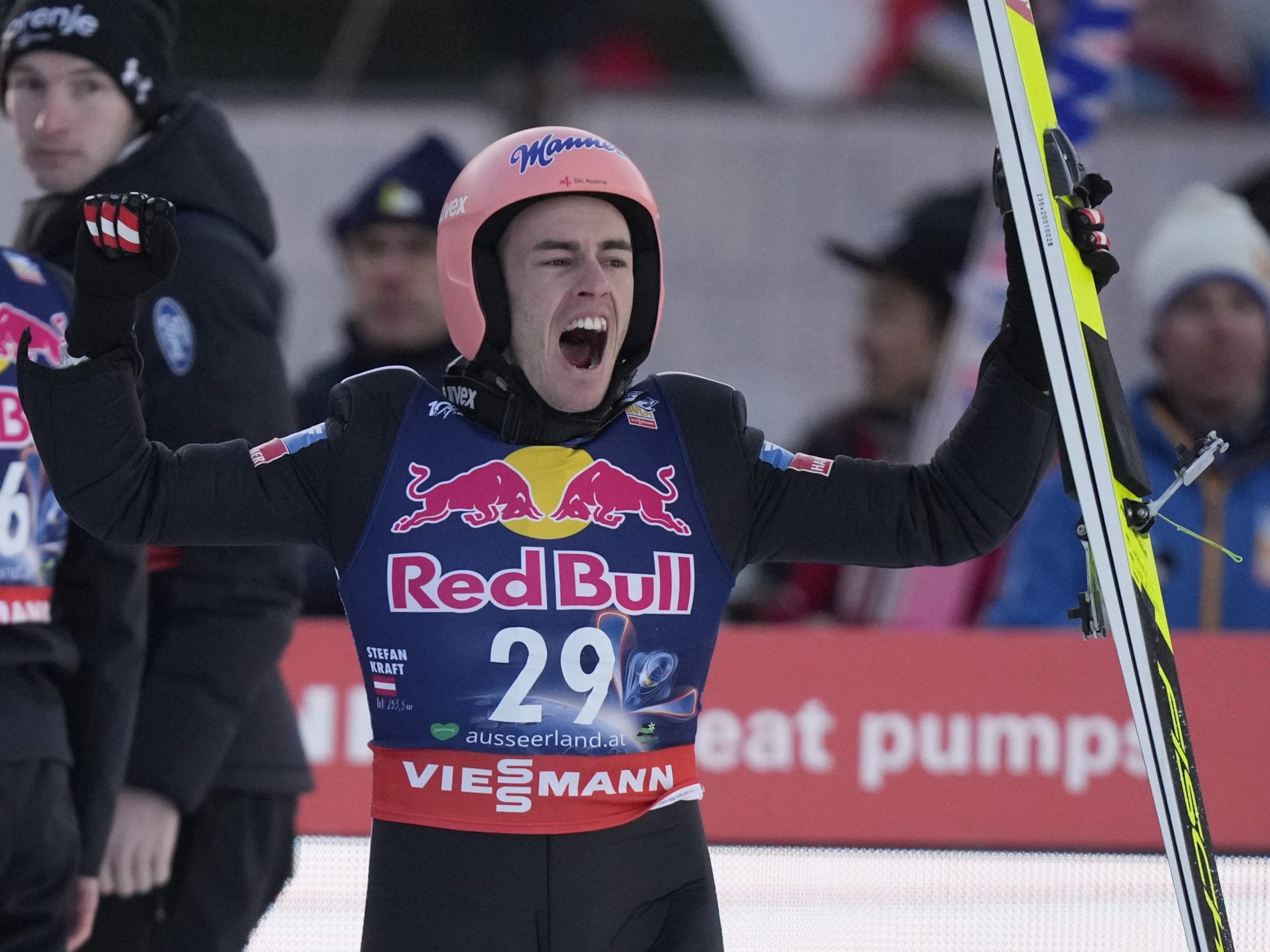 Stefan Kraft jubelte bei der Skiflug-WM über Gold. Stefan Kraft jubelte bei der Skiflug-WM über Gold.