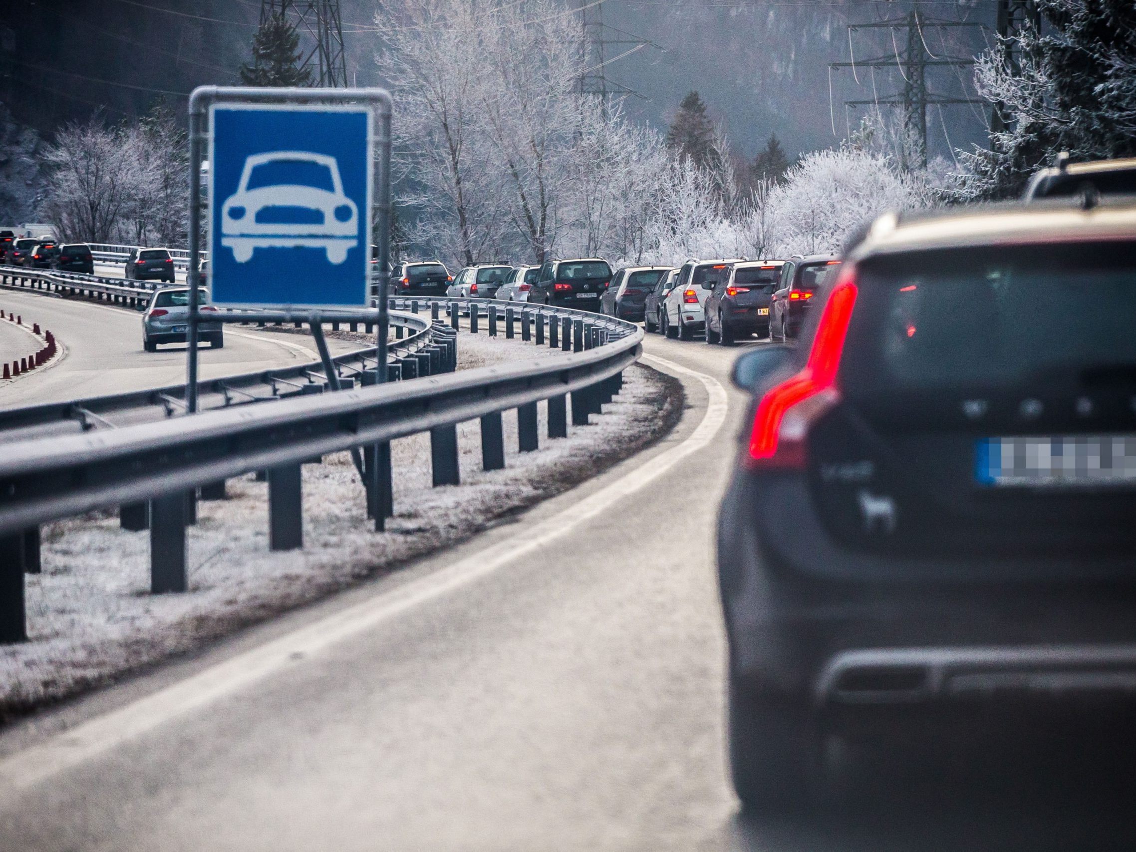 Das Land setzt Maßnahmen gegen die Verkehrsüberlastung durch den Skiverkehr.