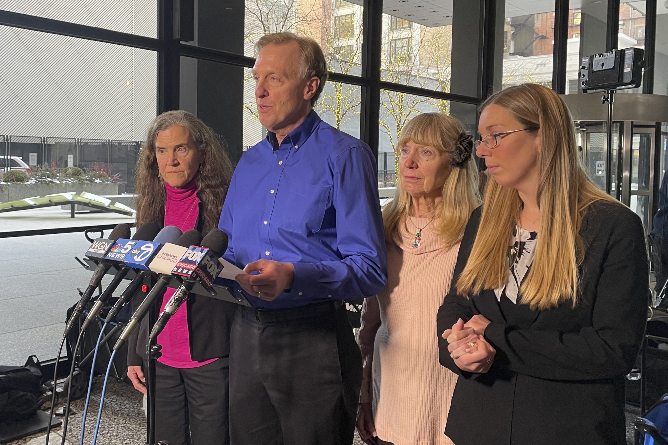 Bill Wiese, der Onkel von Heather Mack und Bruder von Sheila von Wiese-Mack, erzählt es Reportern nach Macks Verurteilung im Dirksen Federal Courthouse in Chicago am Mittwoch, 17. Januar 2024. Bill Wiese, der Onkel von Heather Mack und Bruder von Sheila von Wiese-Mack, erzählt es Reportern nach Macks Verurteilung im Dirksen Federal Courthouse in Chicago am Mittwoch, 17. Januar 2024.
