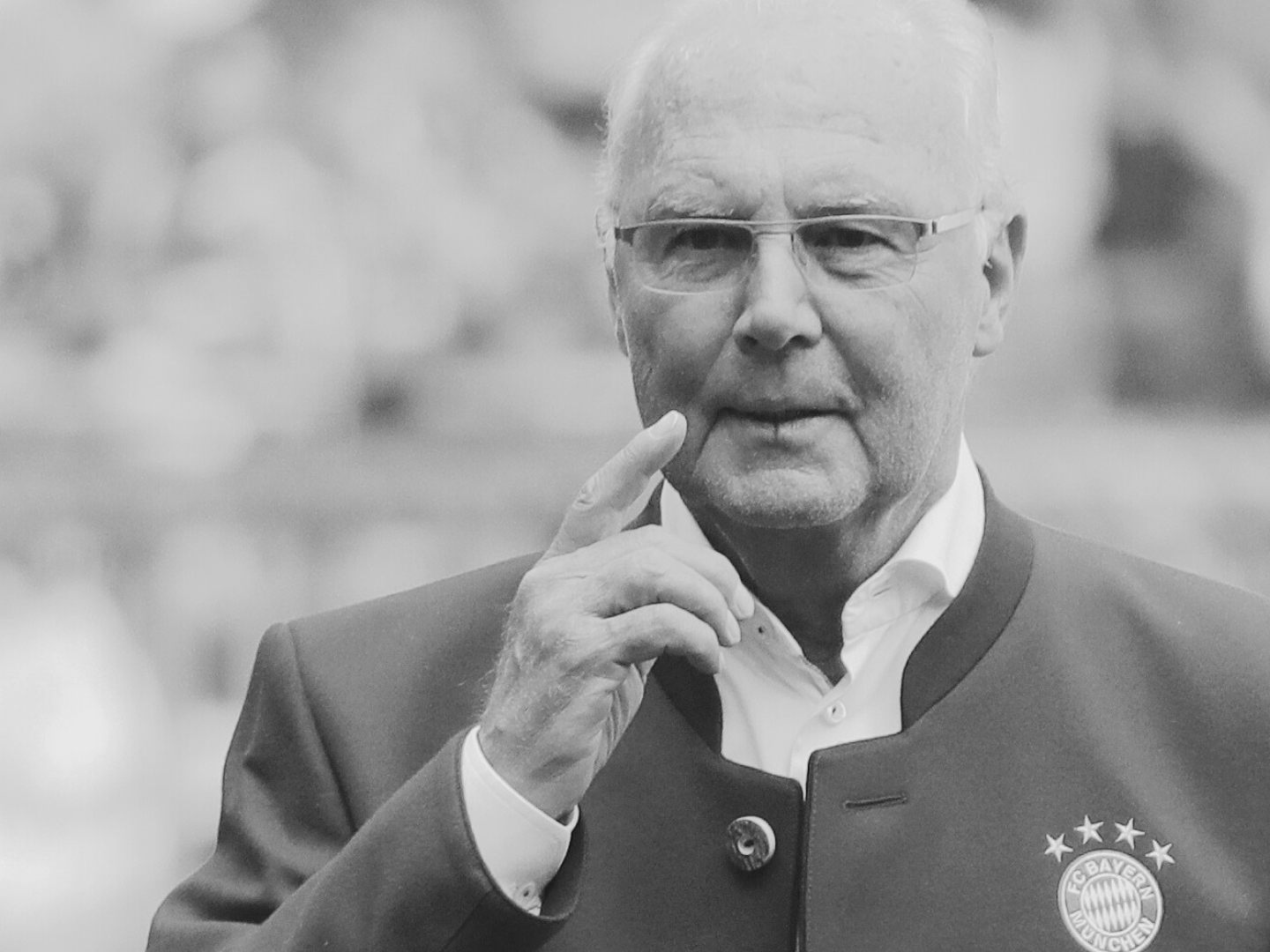 Franz Beckenbauer im Mai 2017 bei einem Spiel des FC Bayern in München. Franz Beckenbauer im Mai 2017 bei einem Spiel des FC Bayern in München.