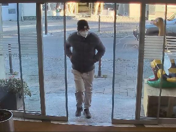 Die Polizei bittet um Hinweise zu einem Geldbörsen-Dieb.